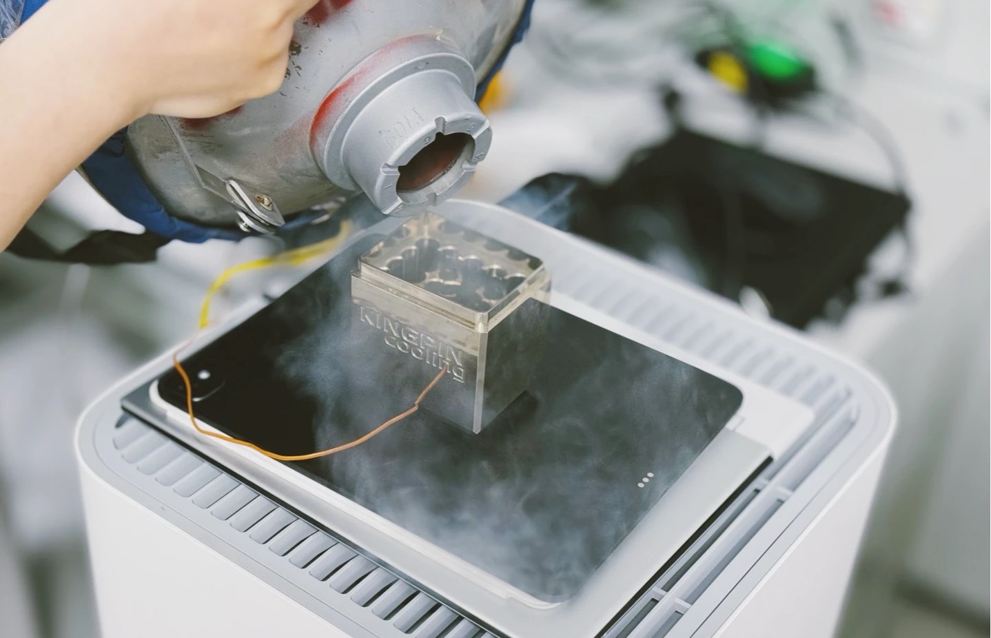M4-iPad-Pro-liquid-nitrogen-cooling.jpg