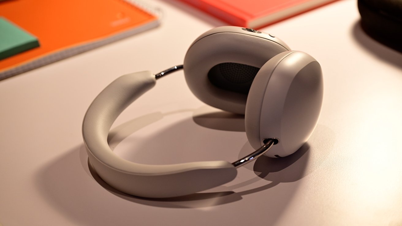 59747-122167-Sonos-Ace-Headphones-on-Desk-xl.jpg