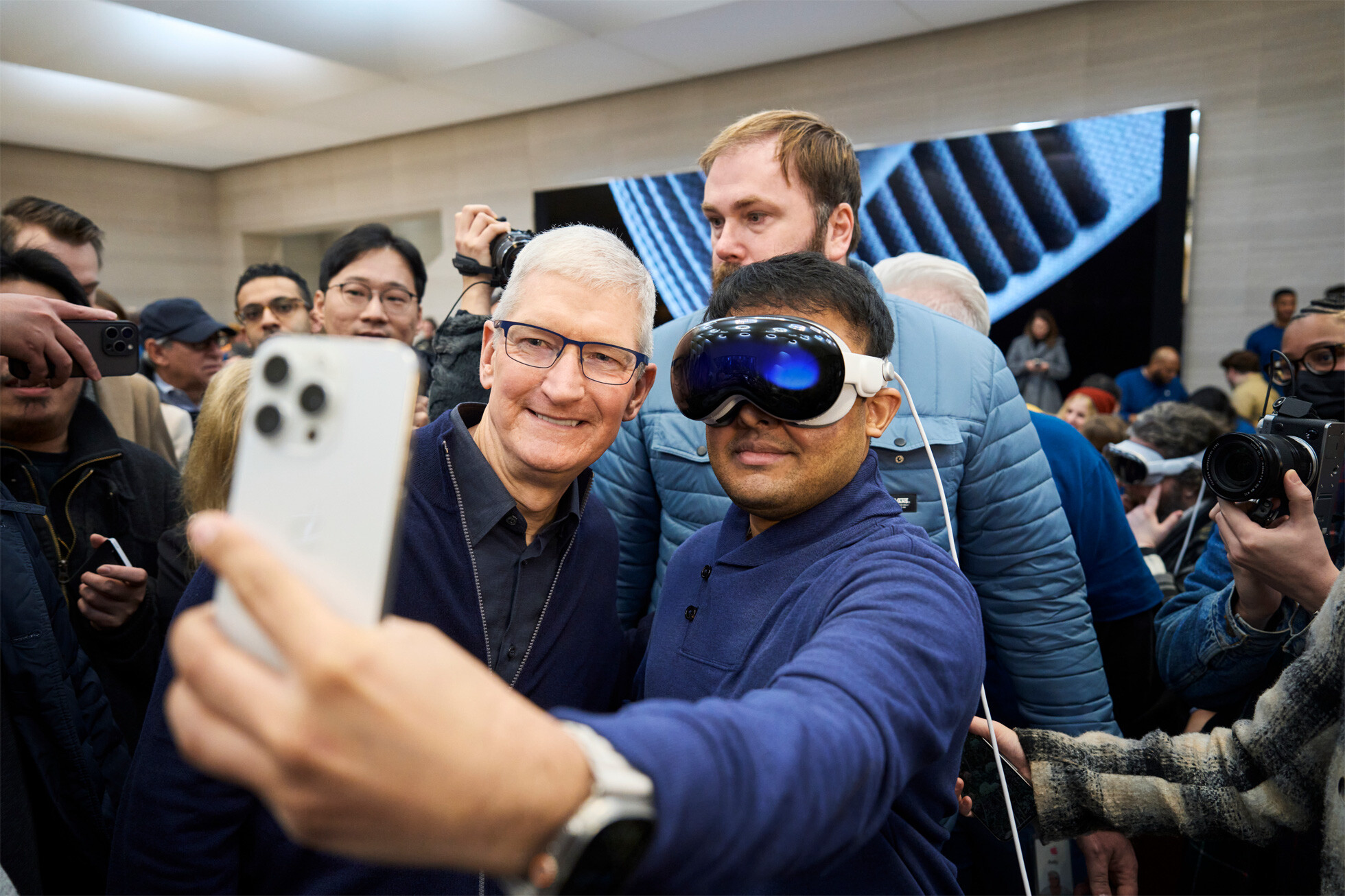1716683553_apple-vision-pro-availability-selfie-with-tim-cook.jpg