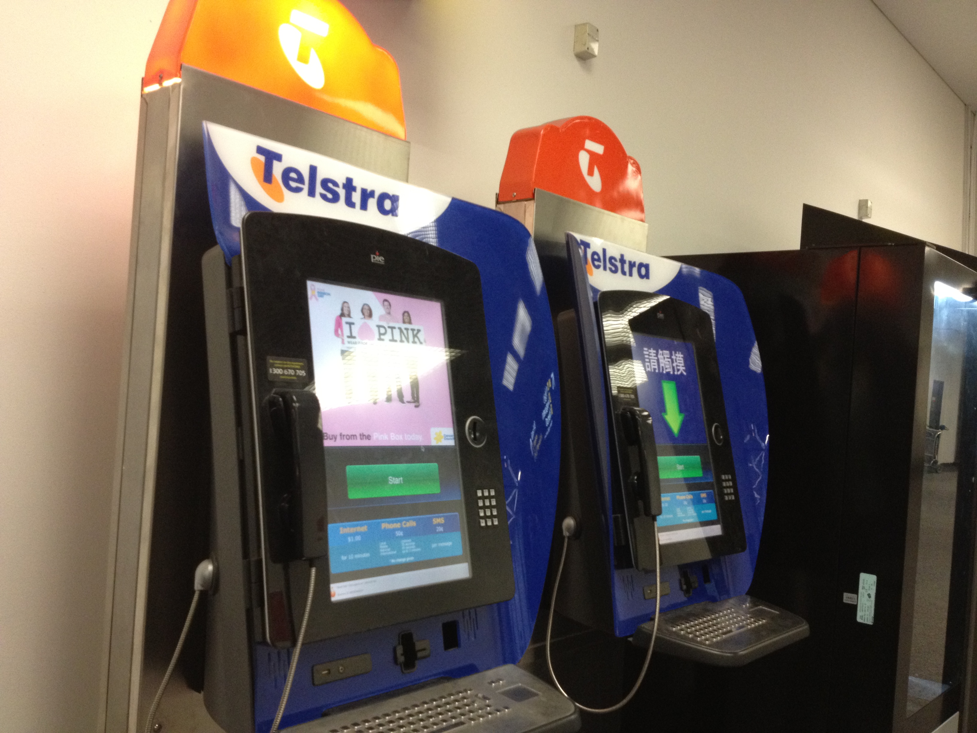 Telstra_internet_pay_phone_2012-12-06.jpg