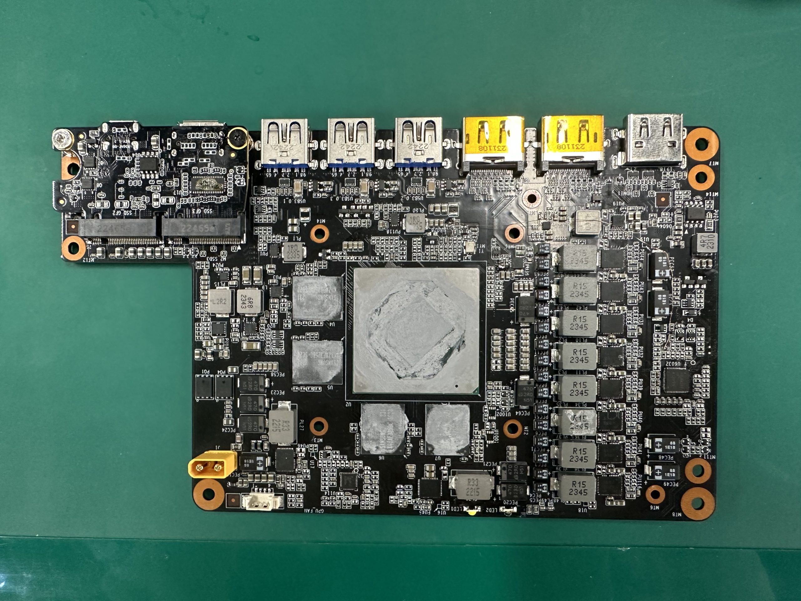 AMD-Radeon-RX-7650M-XT-GPU-eGPU-_2-scaled.jpg