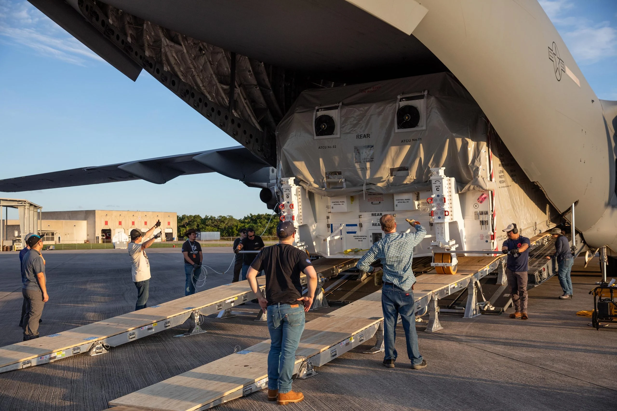 Technicians-Offload-NASA-Europa-Clipper-Spacecraft-scaled.webp