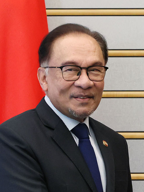 PM_Kishida_meeting_with_PM_Ibrahim_of_Malaysia_(cropped,_3to4_portrait).jpg