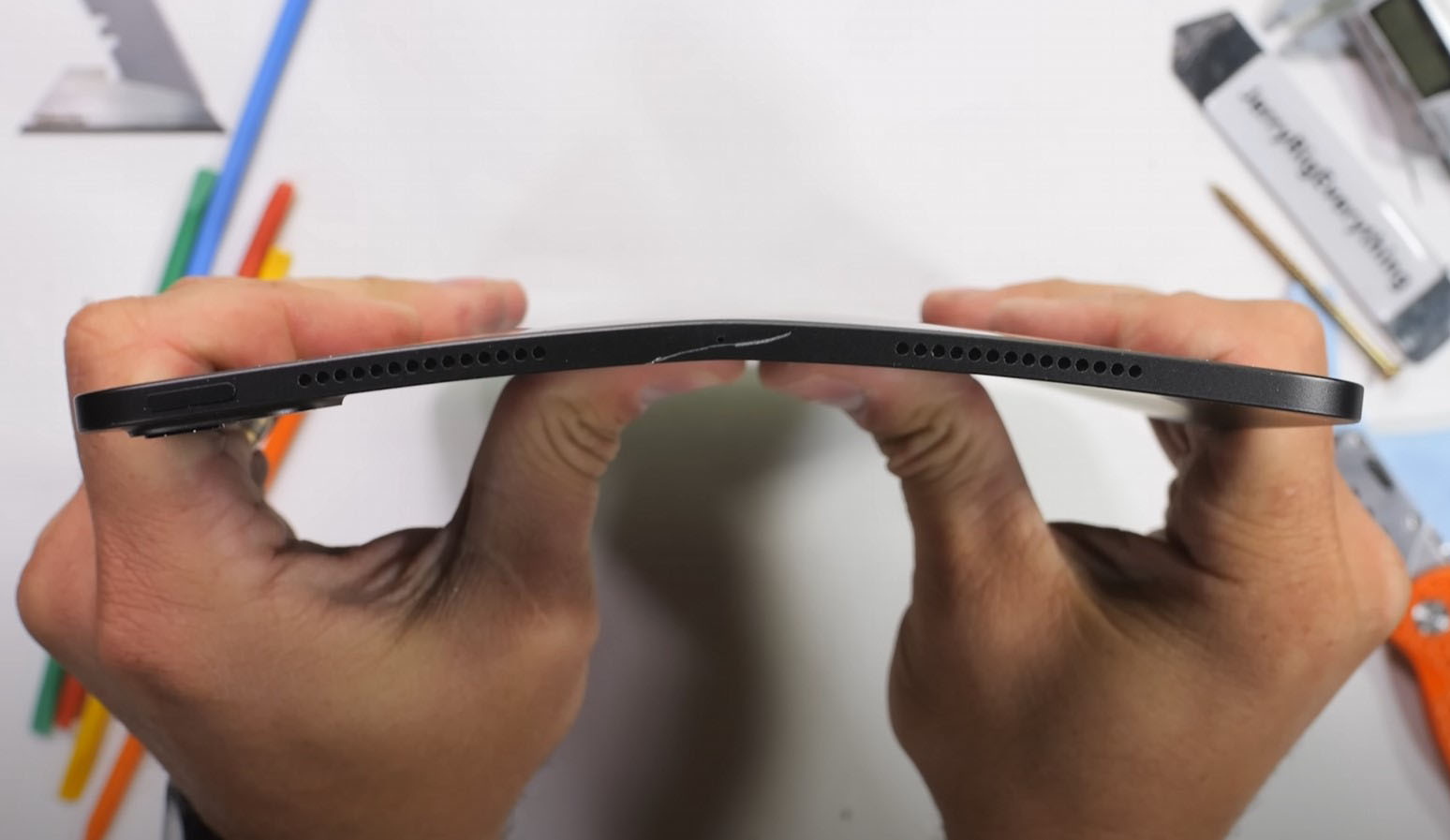 11-inch-M4-iPad-Pro-bend-test.jpg