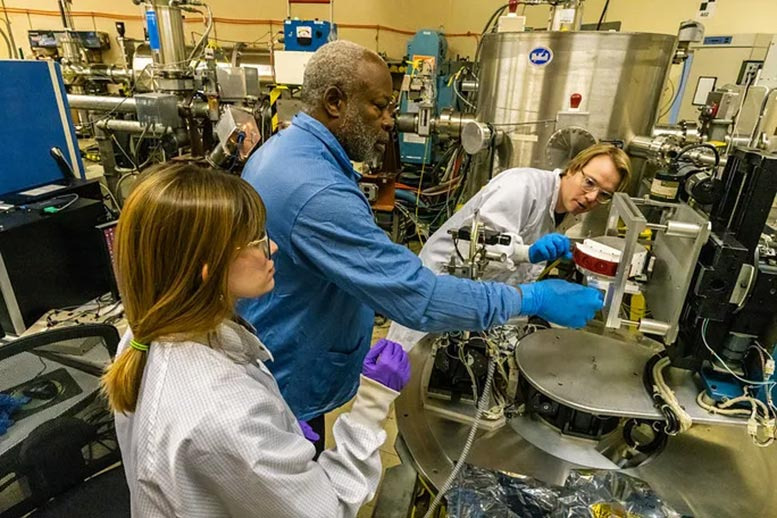 HIT-Instrument-Installed-in-Vacuum-Chamber_jpg_92.jpg