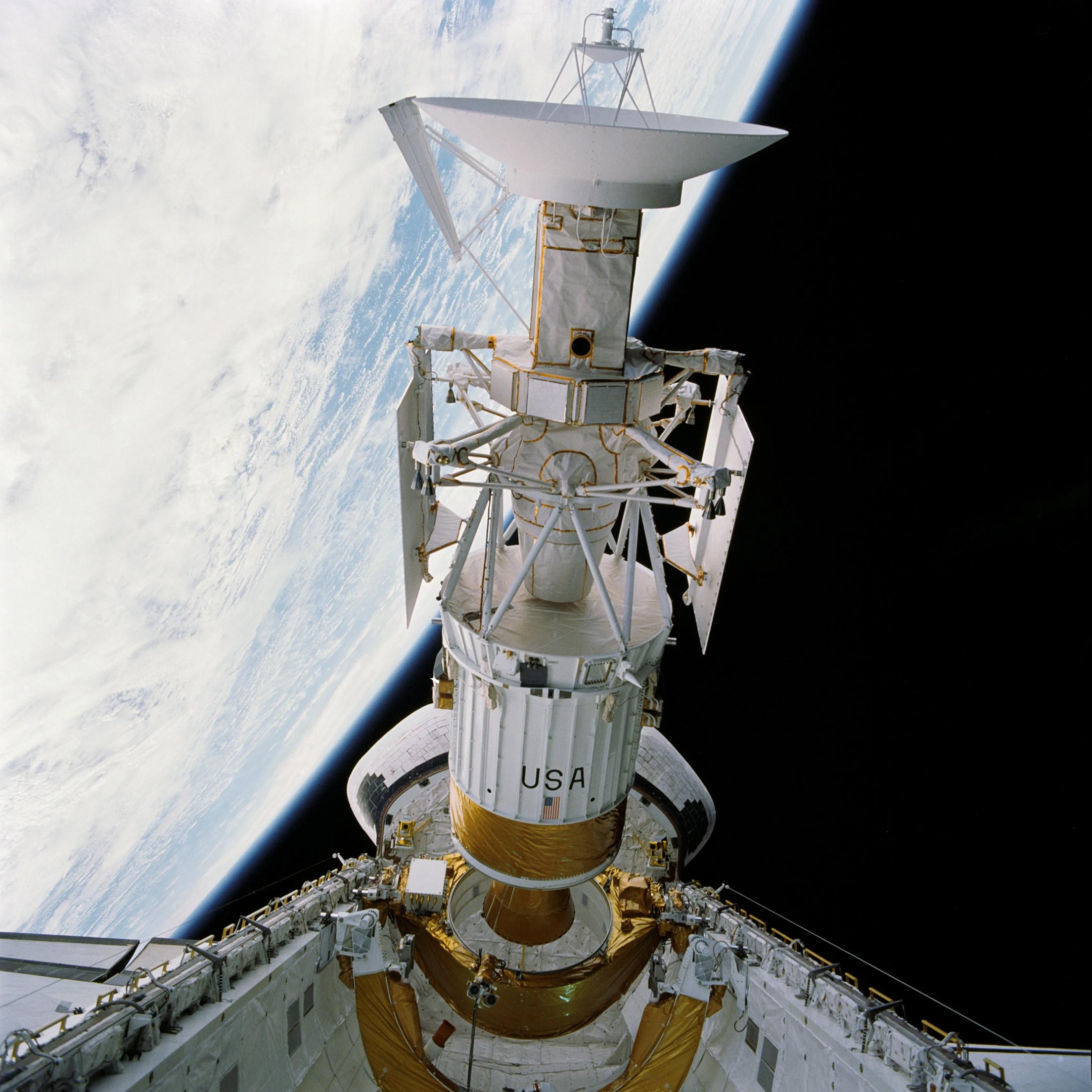 Space-Shuttle-Atlantis-Releases-Magellan-Spacecraft.jpg
