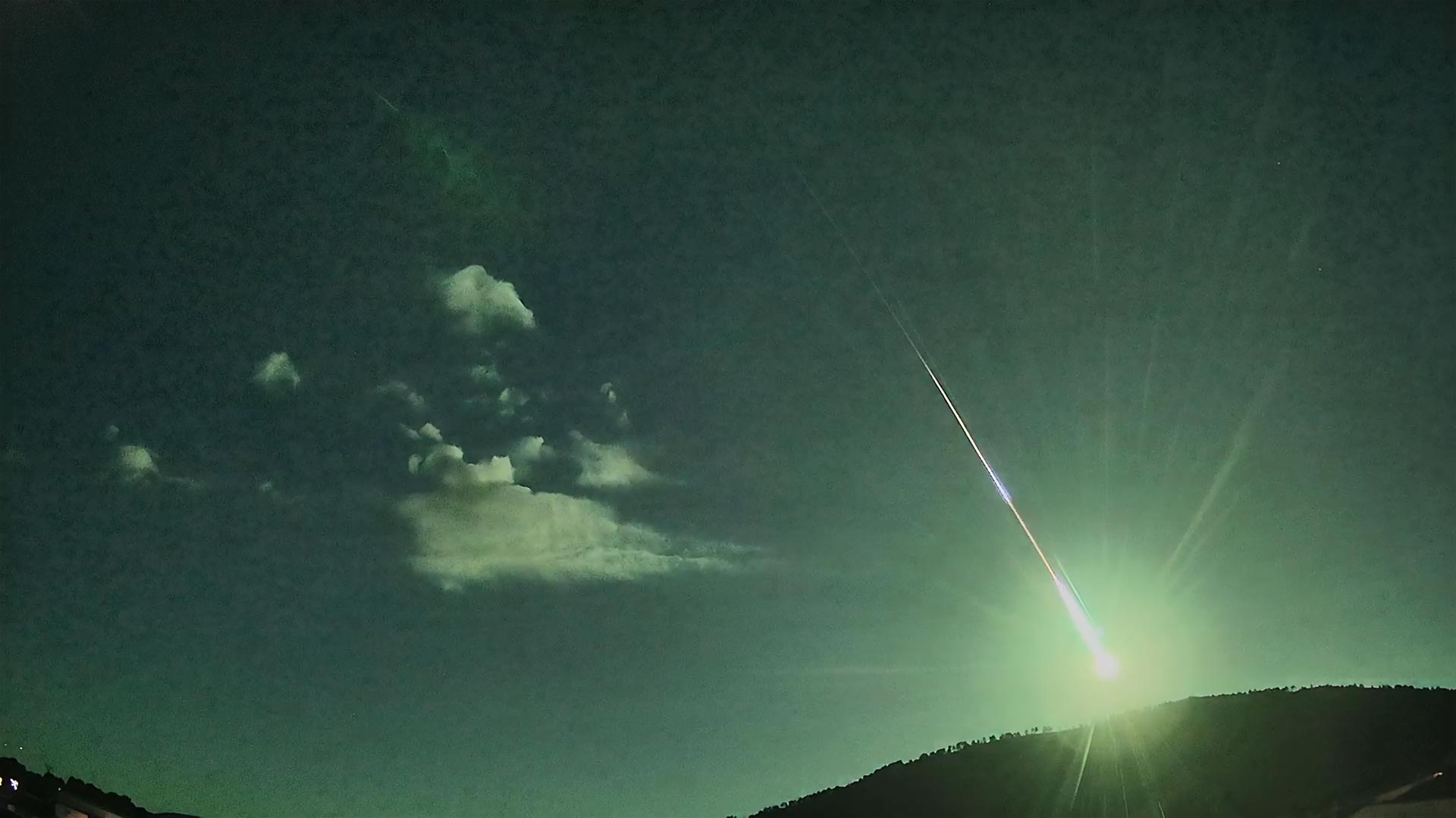 Stunning-Meteor-Captured-by-ESA-Fireball-Camera.jpg