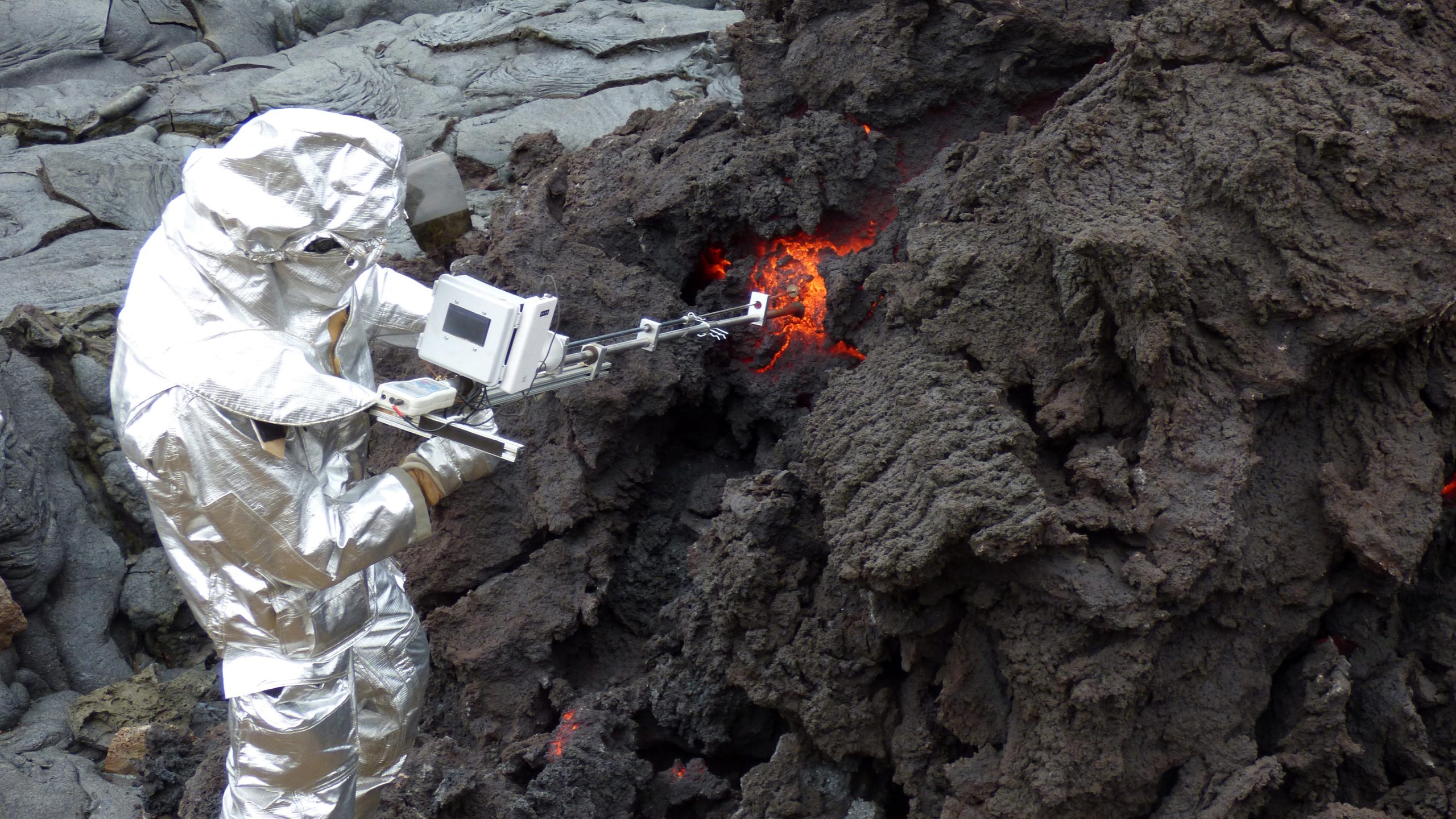 Researchers-Gather-Viscosity-Data-Lava-Flows-Litli-Hrutur-Eruption-scaled.jpg