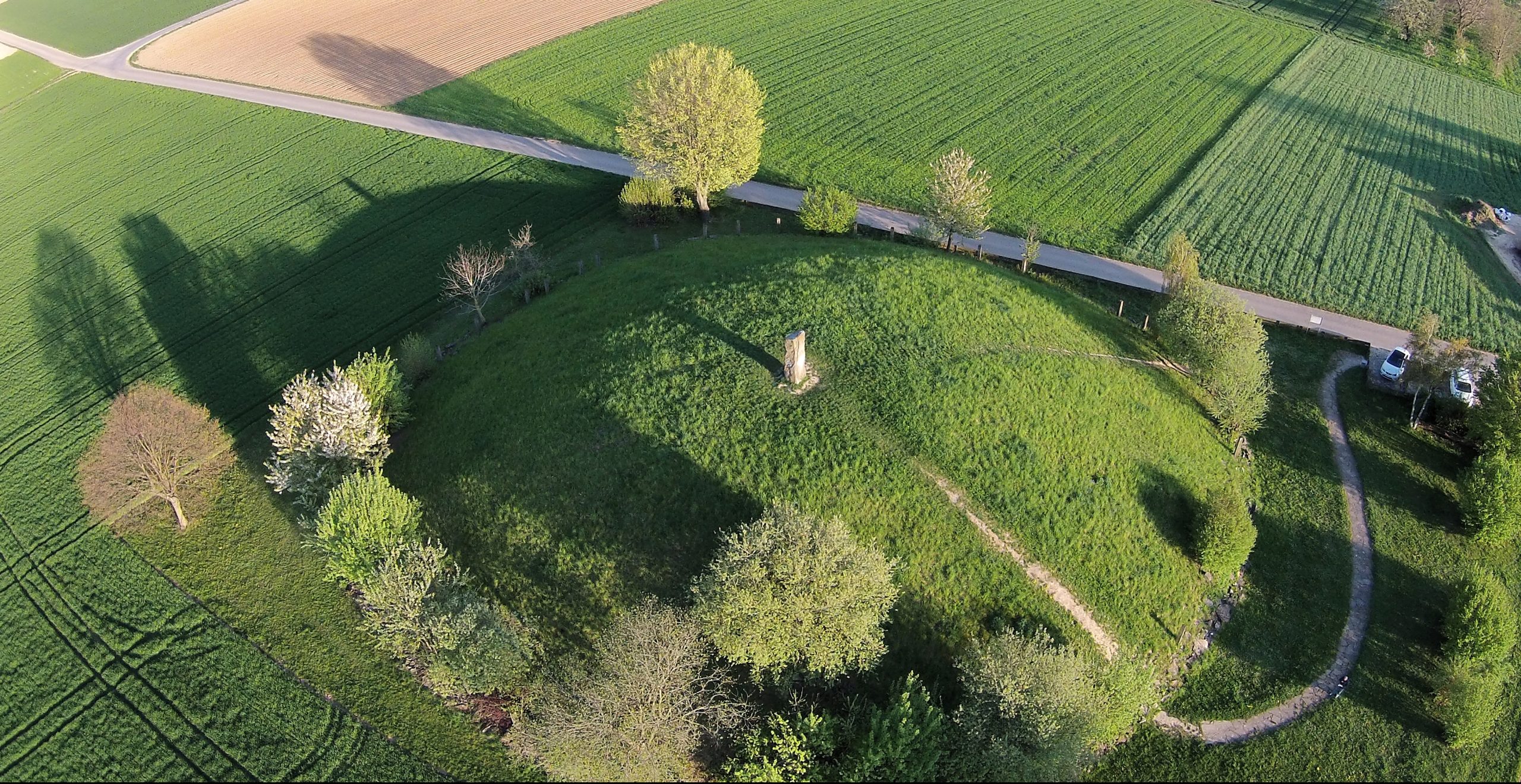 Reconstruction-of-the-Hochdorf-Burial-Mound-scaled.jpg
