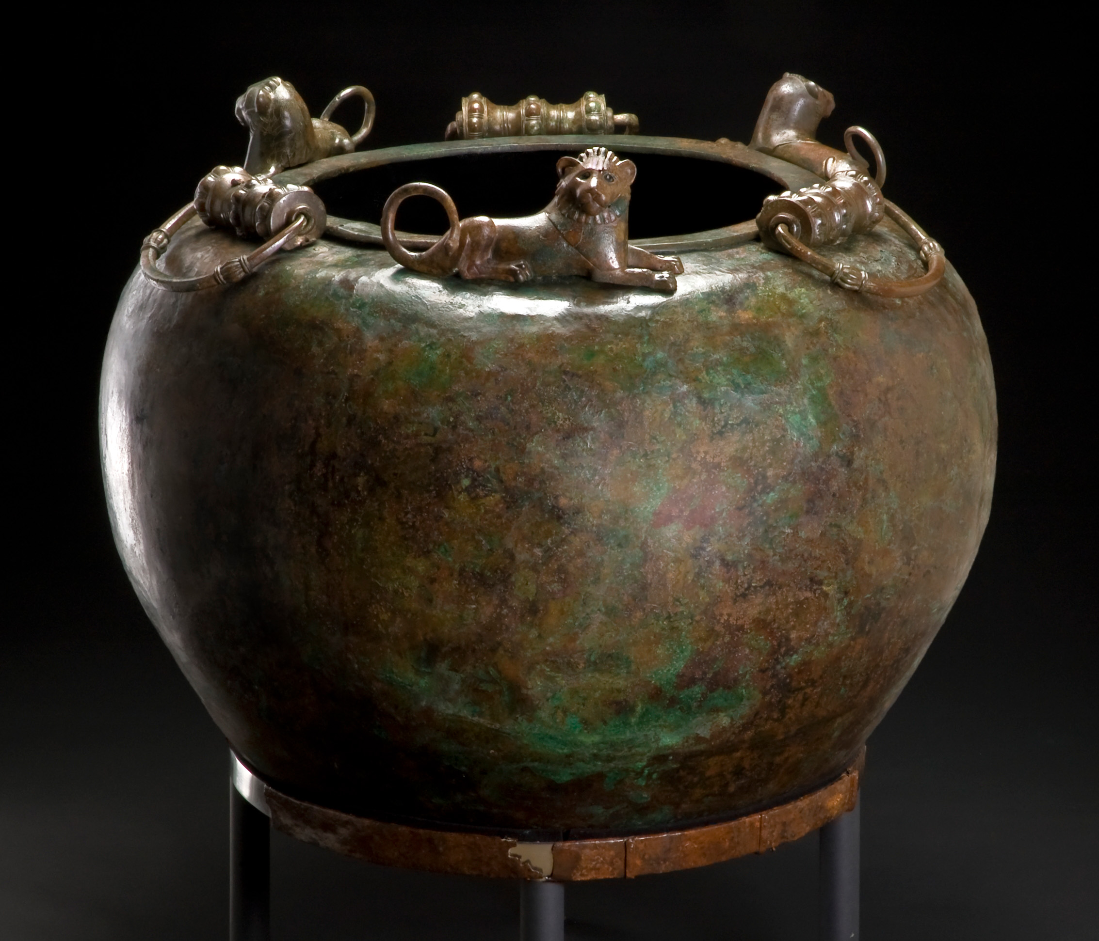 Bronze-Cauldron-With-Lion-Decorations-With-a-Capacity-of-About-500-Liters-Hochdorf.jpg