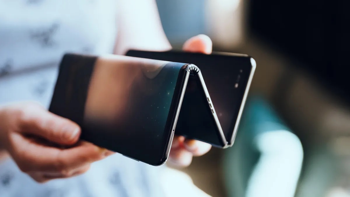 Huawei-tri-fold-smartphone.jpg