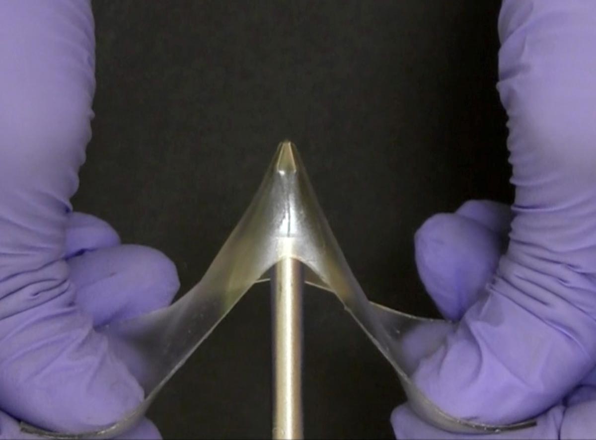 Glassy-Gels-Hard-Stretchable.jpg