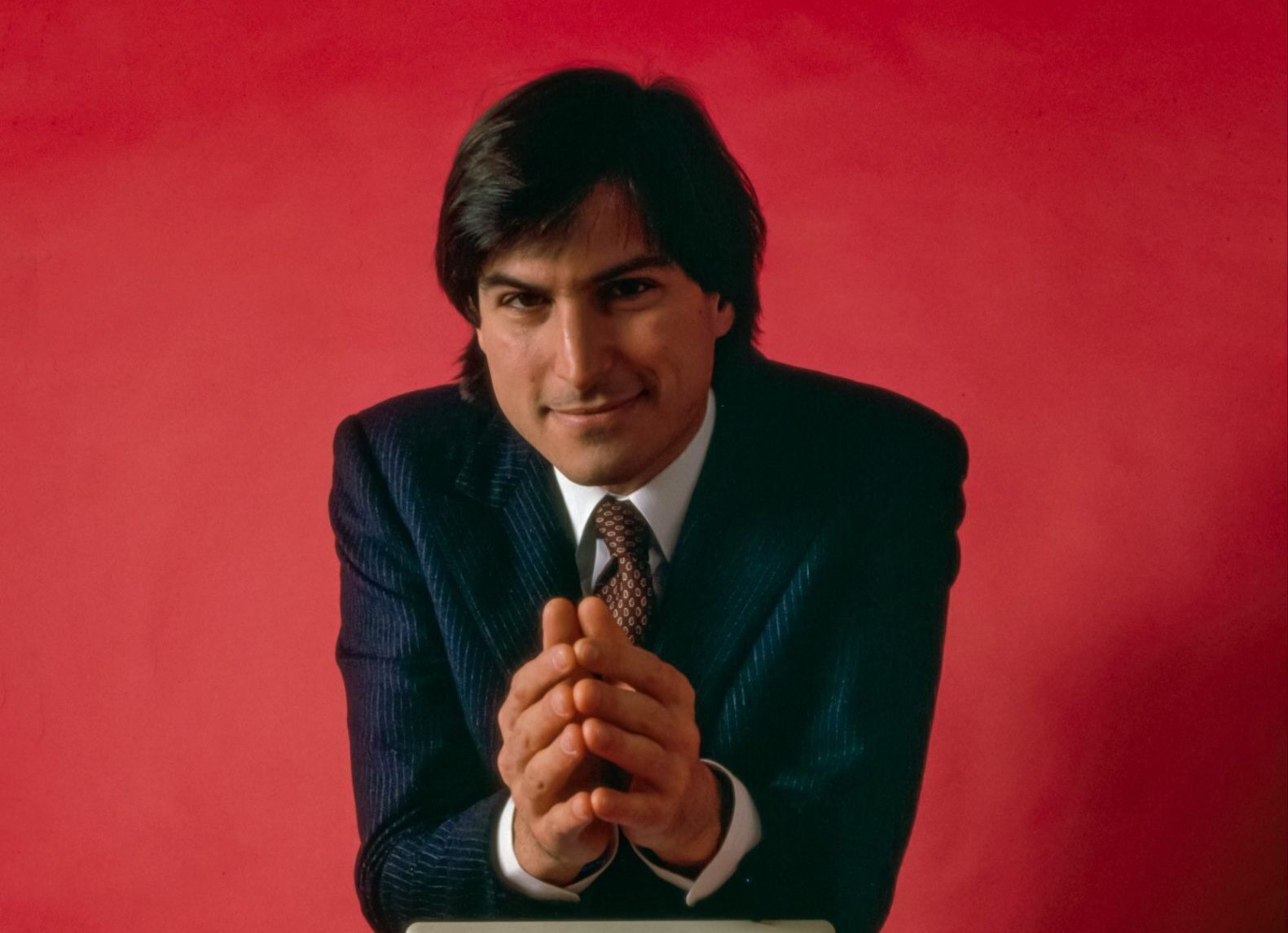 Steve-Jobs-suit-for-the-1984-Macintosh-ad-2.jpg