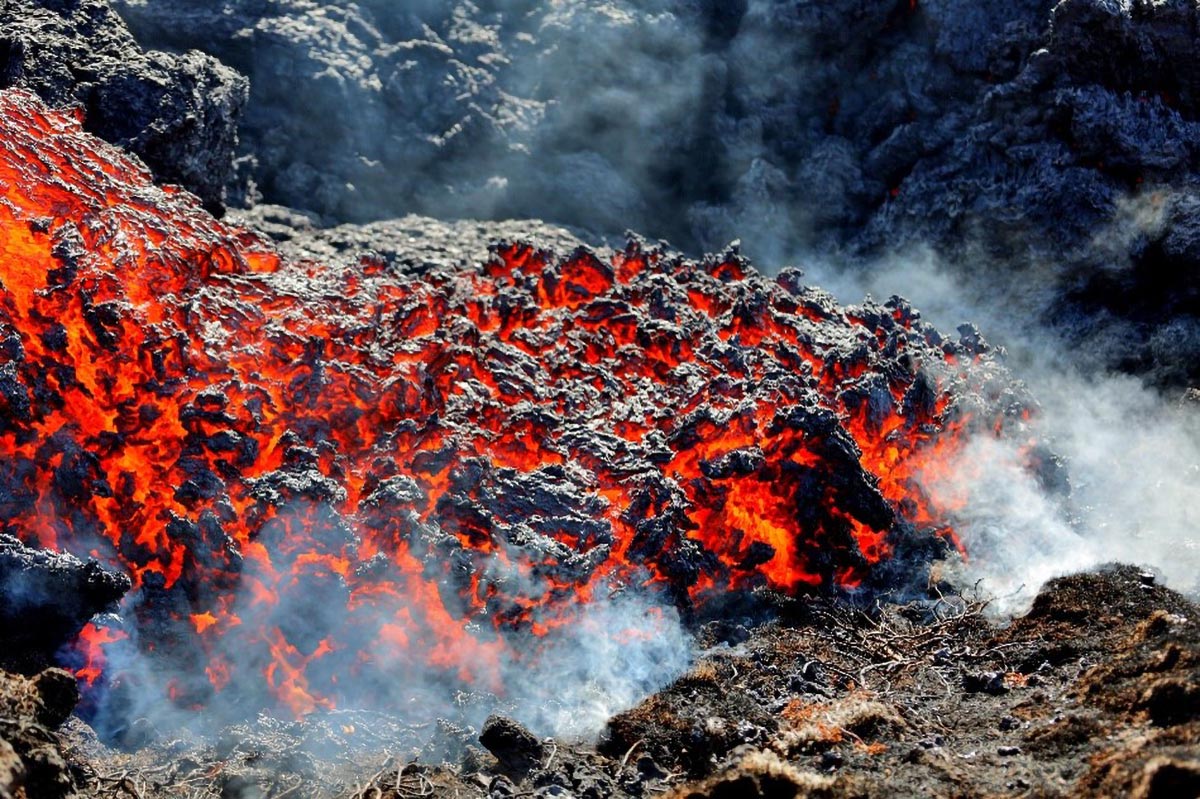 2024-Sundhnukur-Eruption-Lava.jpg