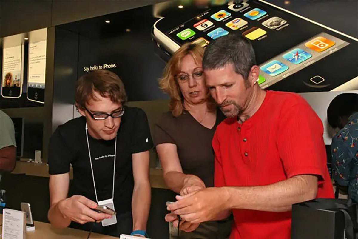 First-iPhone-launch-in-the-U.S.-2.jpg