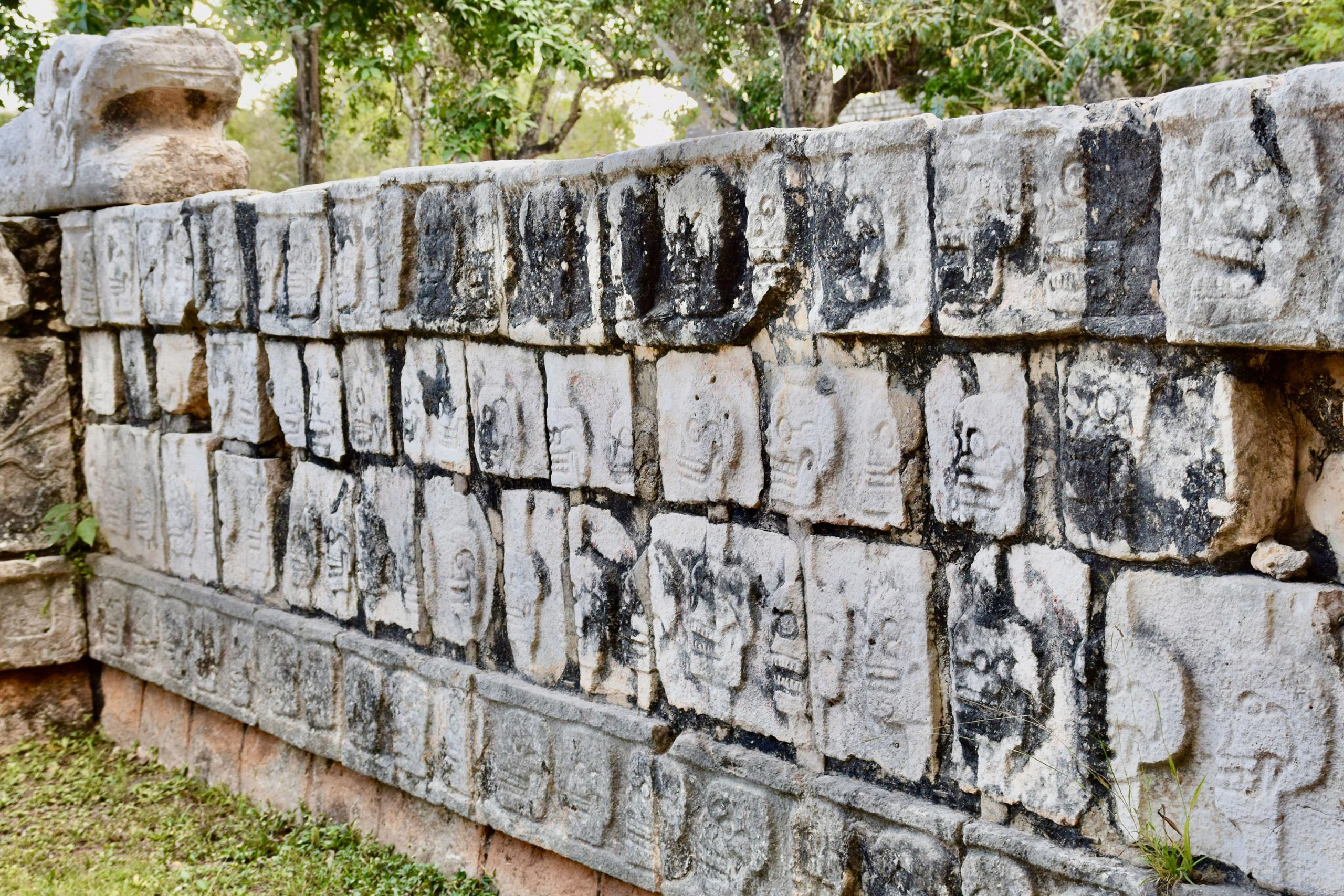 Stone-Tzompantli-at-Chichen-Itza-scaled_jpg_92.jpg