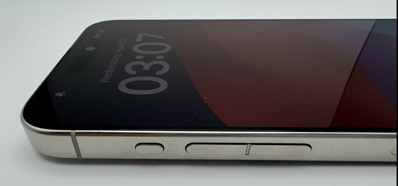 iPhone-15-Pro-EVT-prototype-with-unified-volume-button-2.jpg