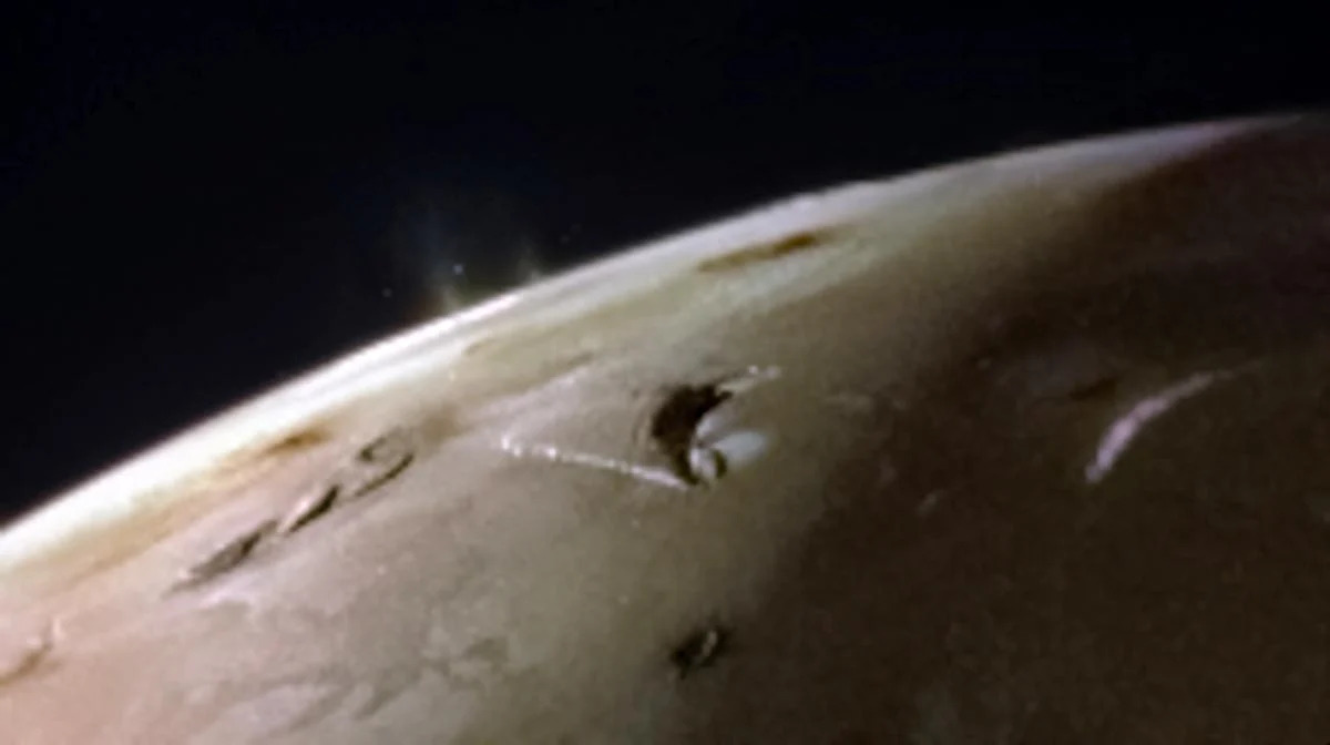 Juno-Captures-Io-Spouting-Off_jpg_92.jpg