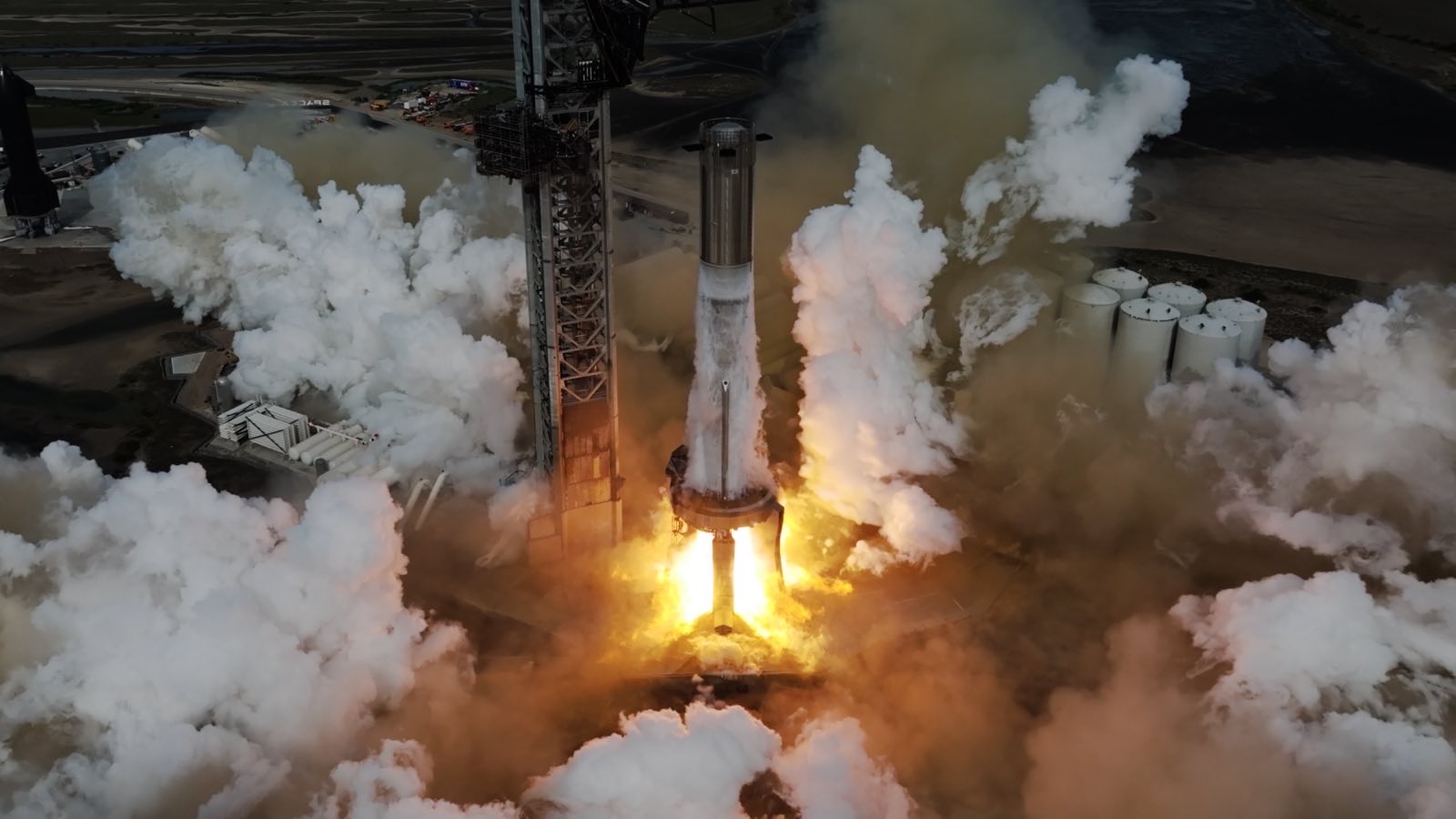 SPACEX-STARSHIP-STATIC-FIRE-SUPER-HEAVY-DECEMBER-2023.jpeg