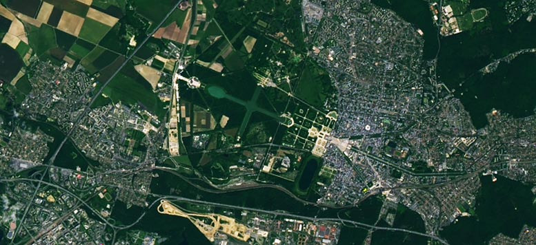 Chateau-de-Versailles-From-Space_jpg_92.jpg