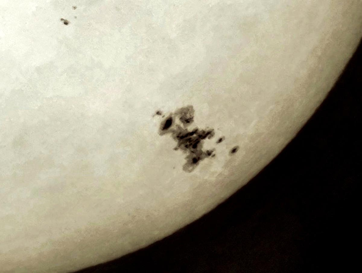 Naked-Eye-Sunspot-Group_jpg(1).jpg