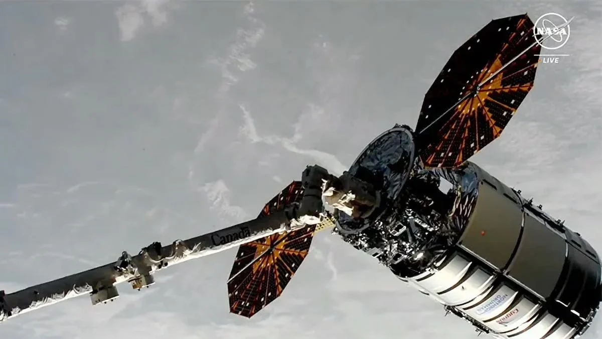 Cygnus-Space-Freighter-Grips-Canadarm2-Robotic-Arm.jpg