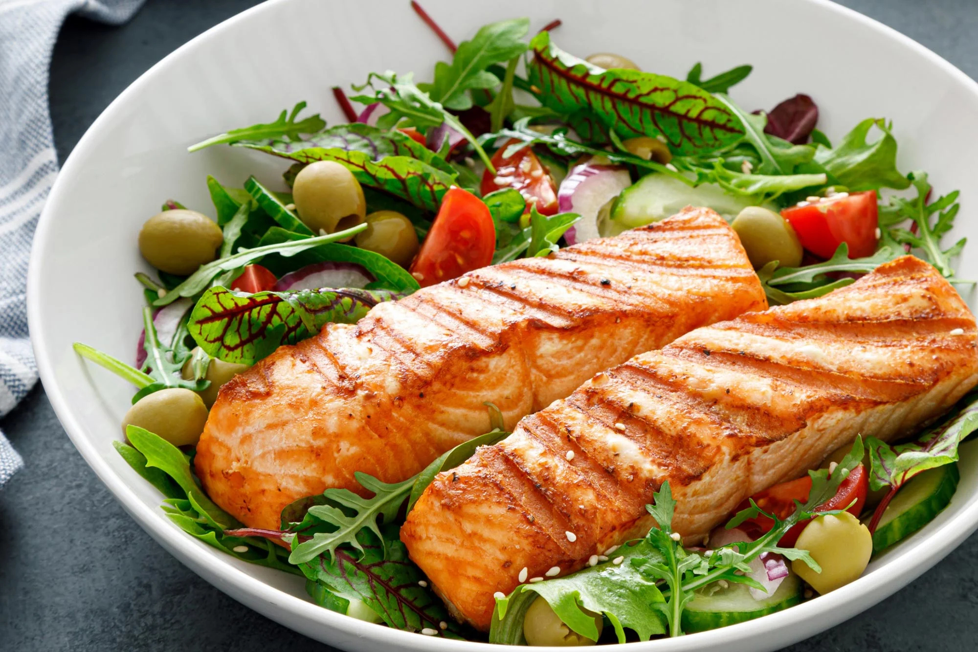 Mediterranean-Diet-Salmon-With-Salad_webp（WEBP 图像，2000x1333 像素） — 缩放 (64-.jpg