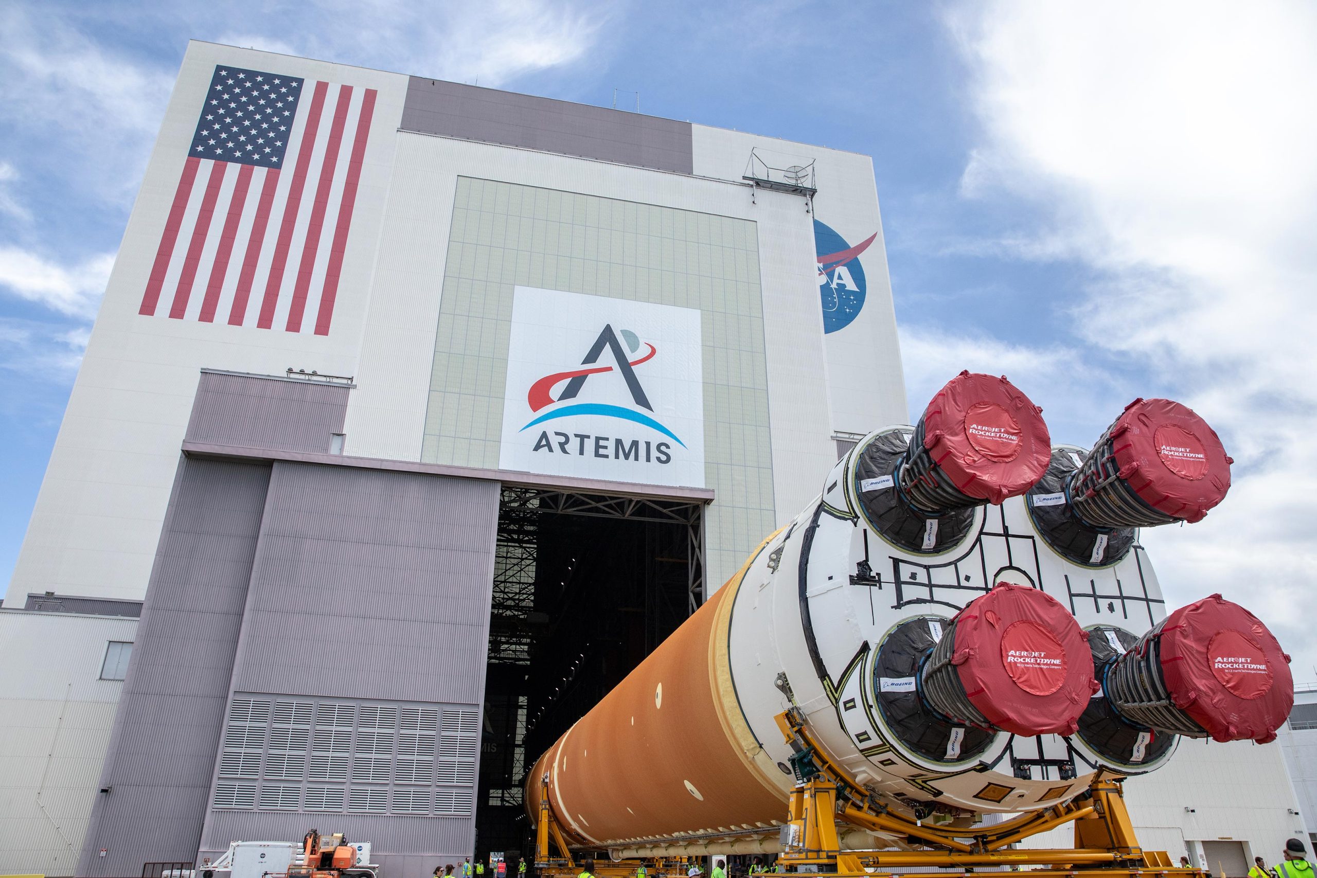 SLS-Core-Stage-Arrives-at-Vehicle-Assembly-Building-scaled.jpg