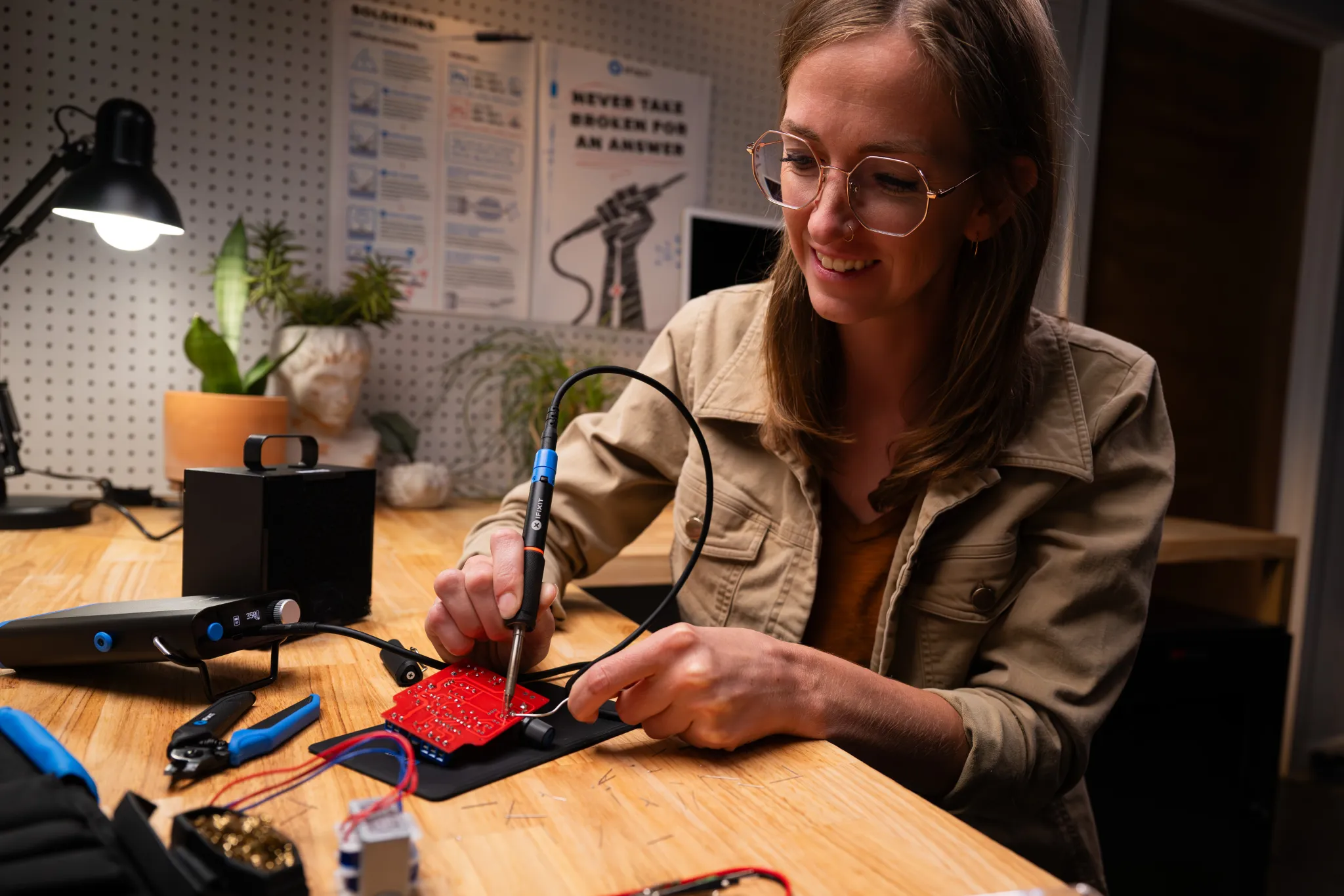 iFixit-FixHub-Soldering-Toolkit-Lifestyle-01.webp