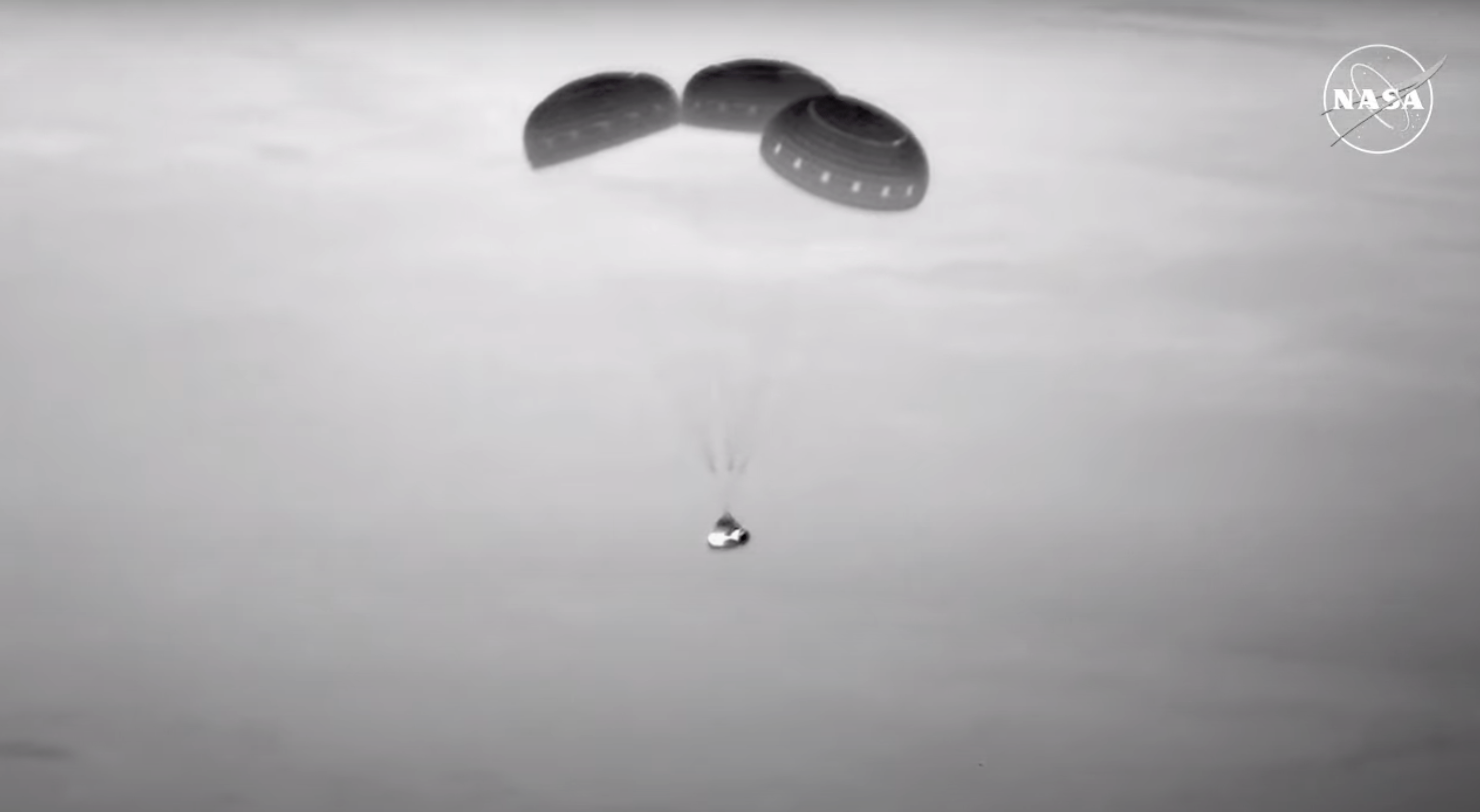 STARLINER-MAIN-PARACHUTE-DEPLOY.png