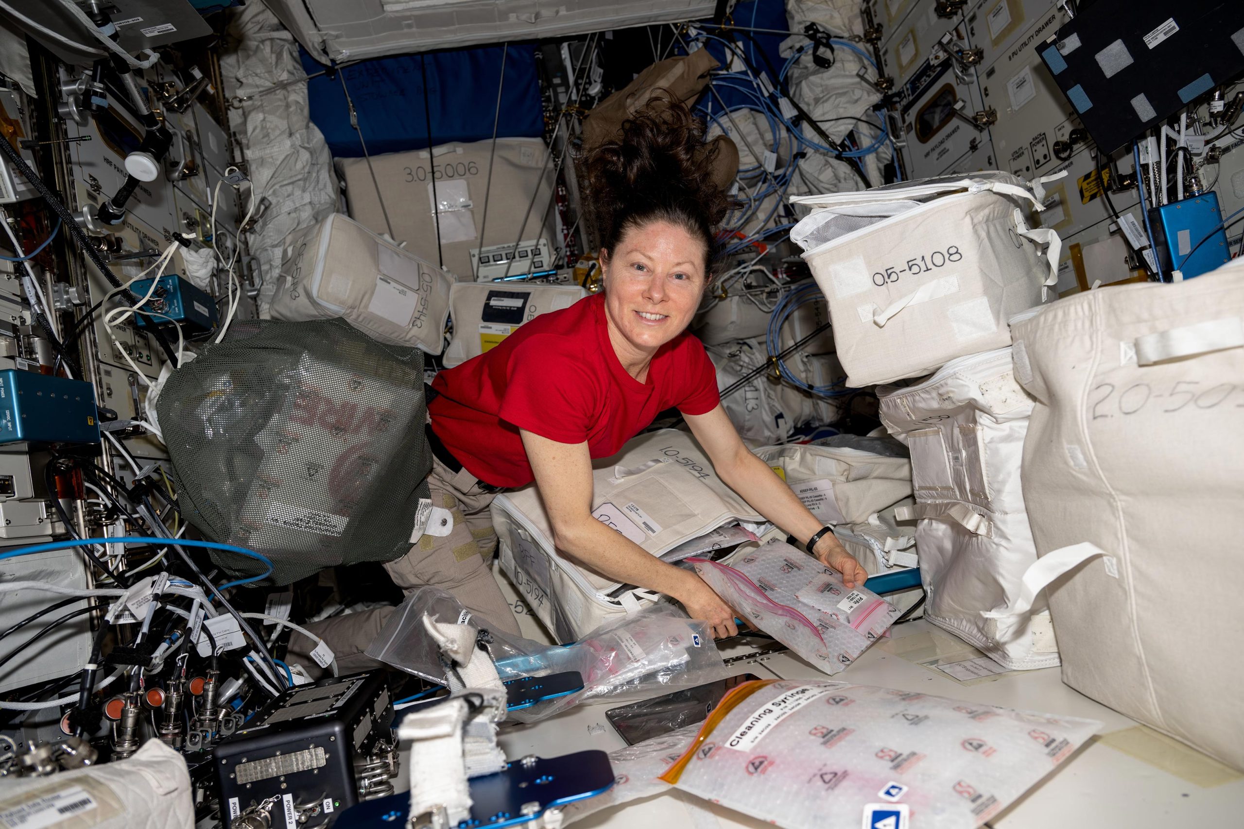 Astronaut-Tracy-Dyson-Unpacks-and-Examines-Research-Gear-scaled.jpg