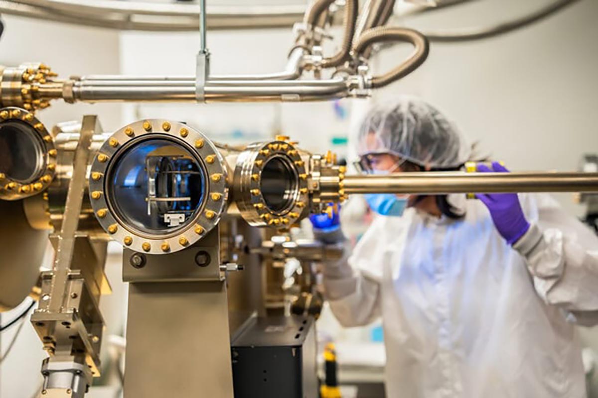 Yuyang-Pan-Shining-Light-on-Artificial-Photosynthesis-Device.jpg