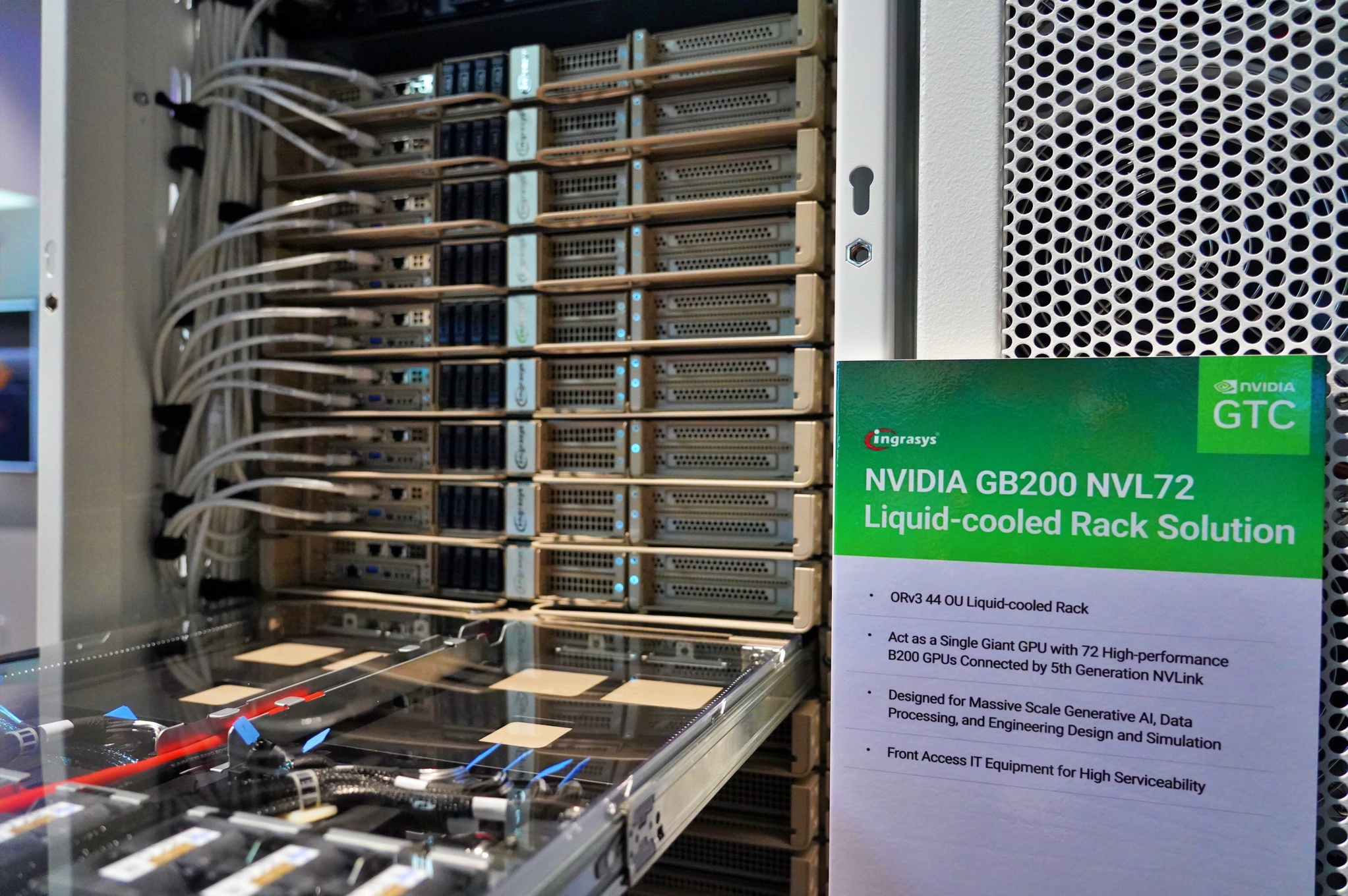 最新世代AI數據中心液冷解決方案GB200_NVL72，搭載72個高性能NVIDIA_Blackwell_GPU和36個NVIDIA_Grace_CPU，透過第五代NVLink互連，串聯成單一大規模GPU，大幅加快大型語言模型的推論速度3_1710810456.jpg
