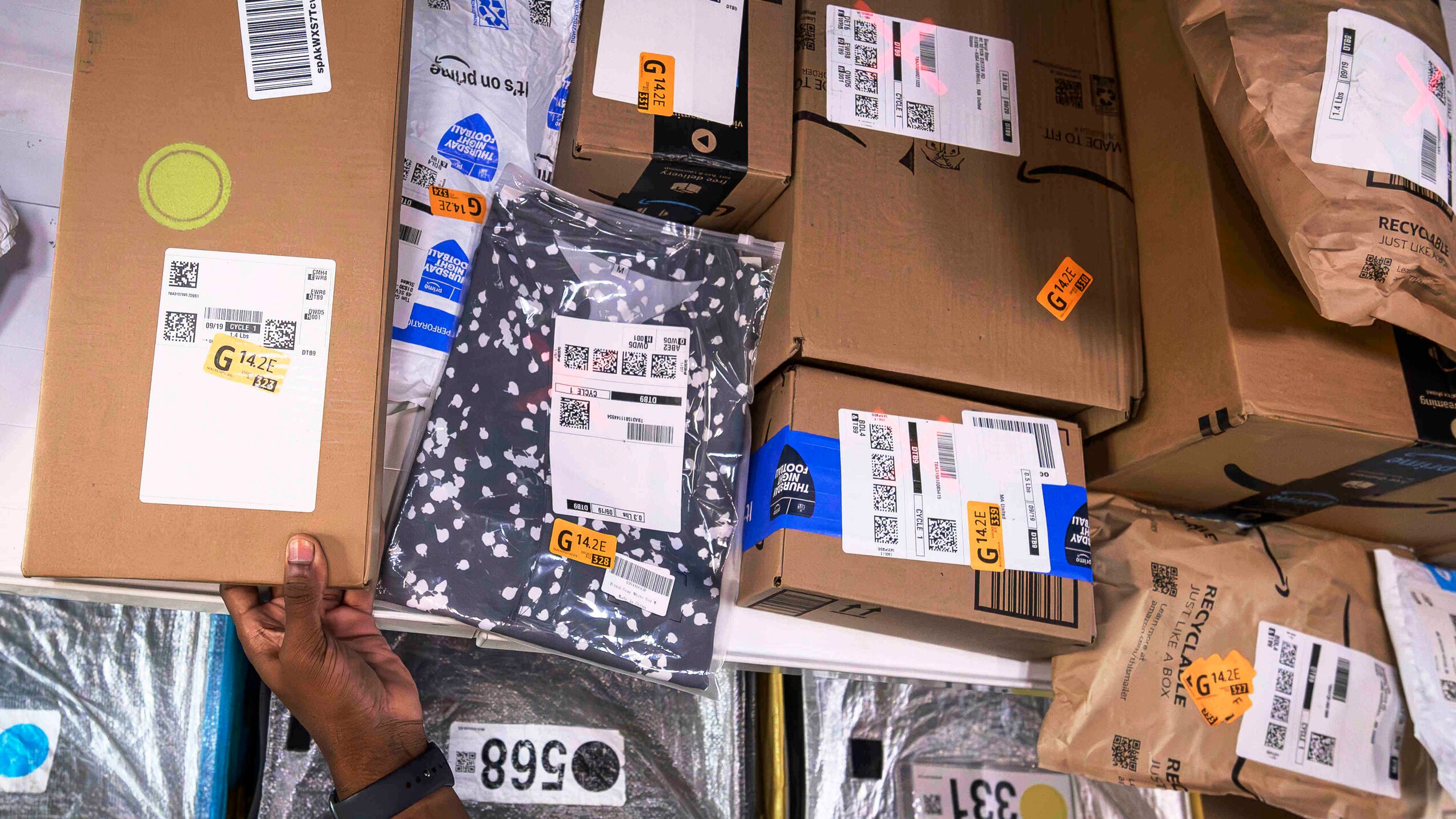 about-amazon-feature-hero001-amazon-vapr-deliveringthefuture-4562x2566.jpg