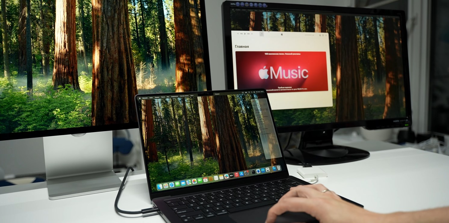 M4-MacBook-Pro-can-run-two-monitors-with-its-lid-opened.jpg