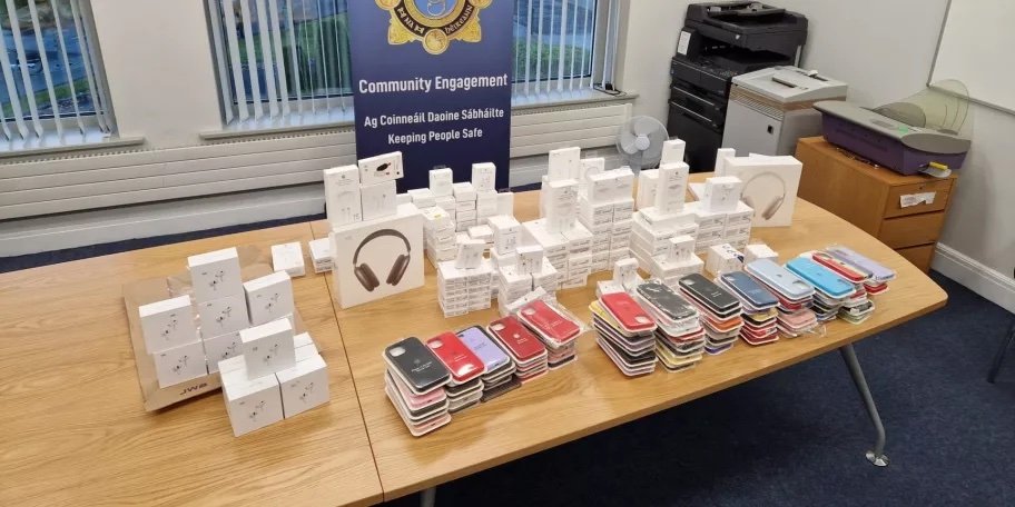61450-126954-160-000-worth-of-fake-apple-products-seized-in-mayojpg-xl.jpg