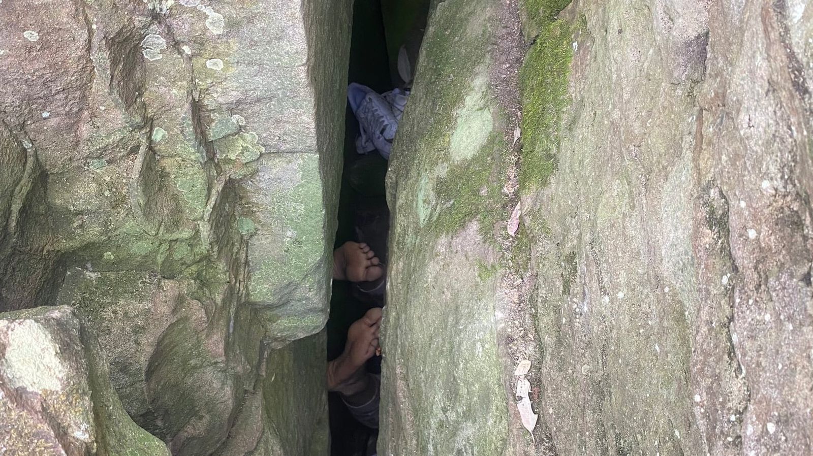 iphone-trapped-crevice.jpg