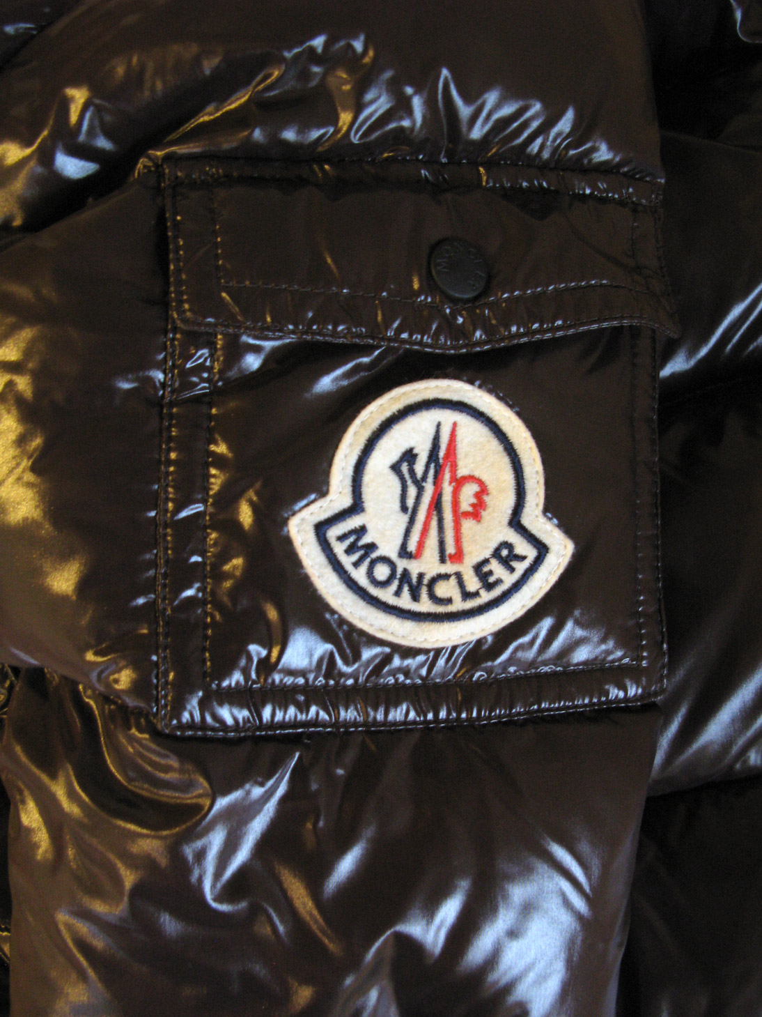Moncler_doudoune_logo.jpg