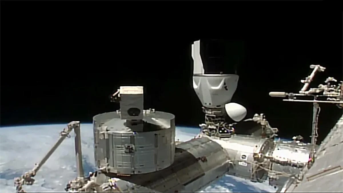 SpaceX-Dragon-Spacecraft-With-Four-Expedition-72-Crew-Members-Aboard.jpg