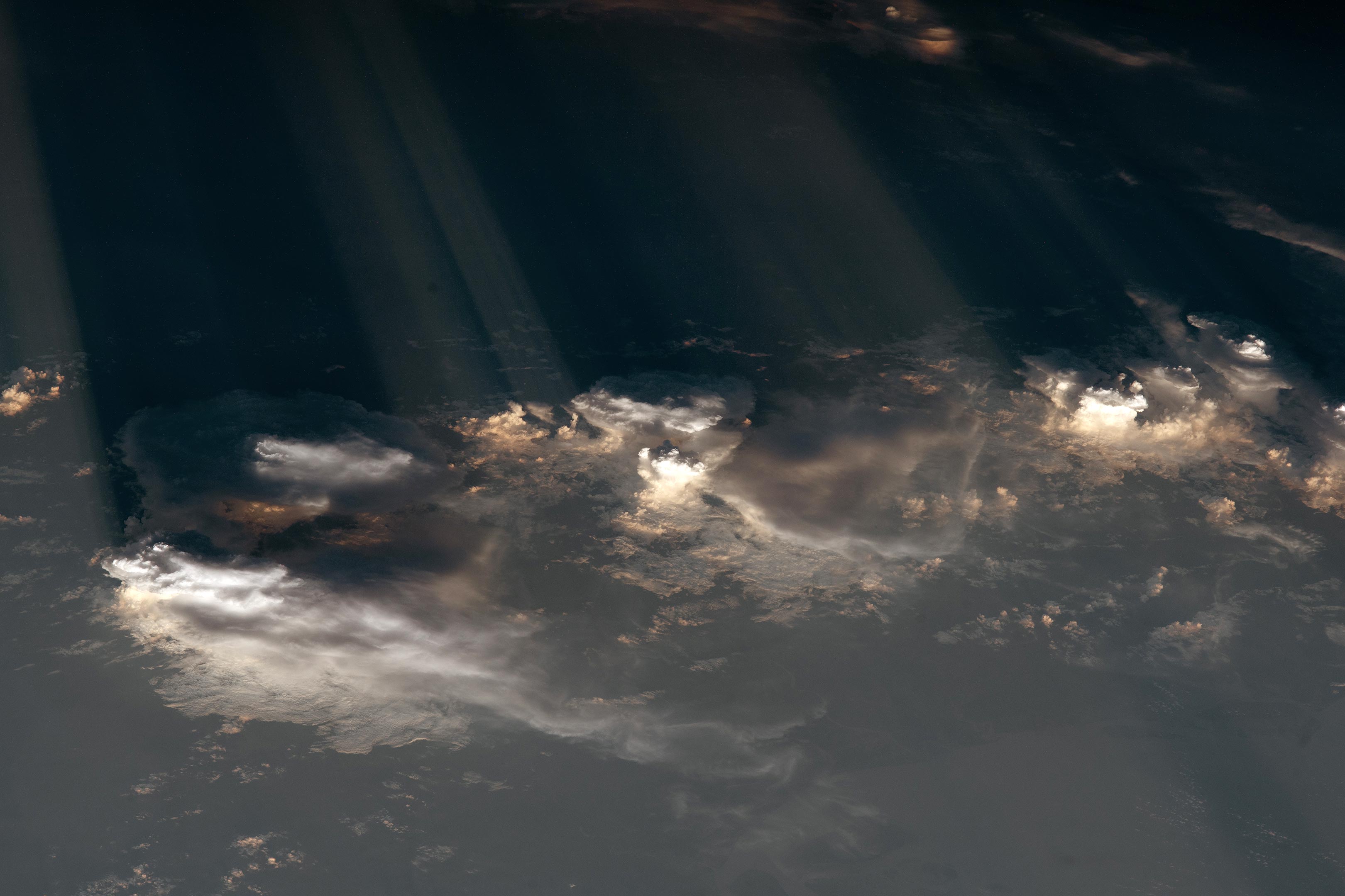Crepuscular-Rays-and-Cumulonimbus-Clouds.jpg