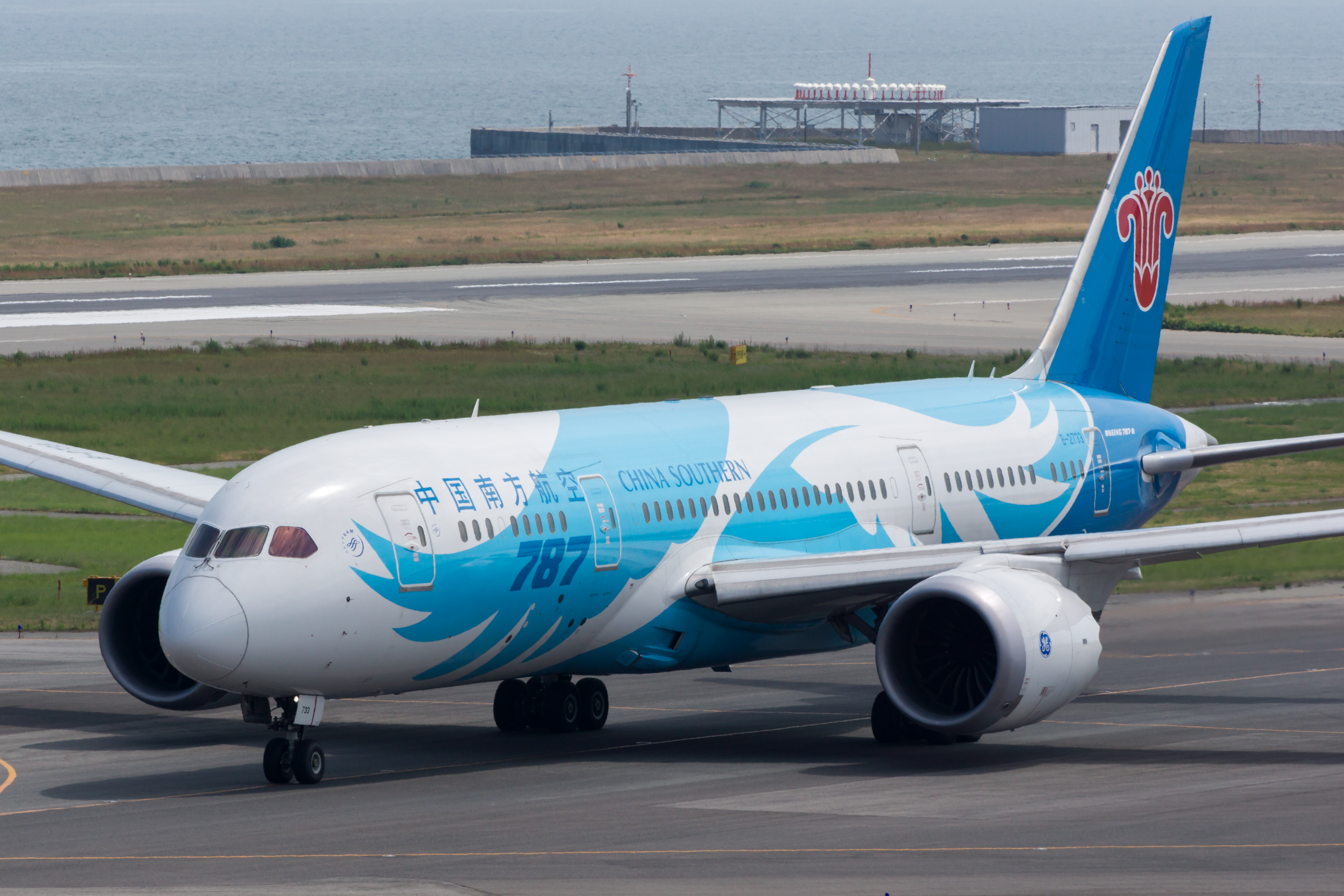 China_Southern_Airlines,_B787-8_Dreamliner,_B-2733_(17825949923).jpg
