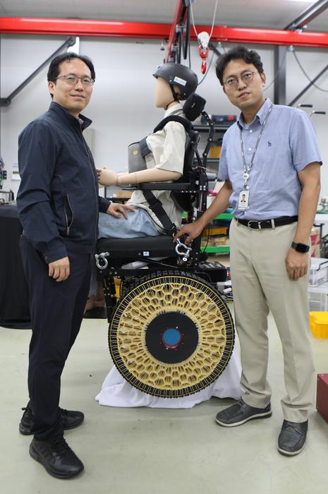 Low-Res_[Attachment1] [Photograph] Principal Researcher Sung-Hyuk Song of the KIMM and Dong Il Park, Head of the KIMM’s Advanced Robotics Research Center.jpg