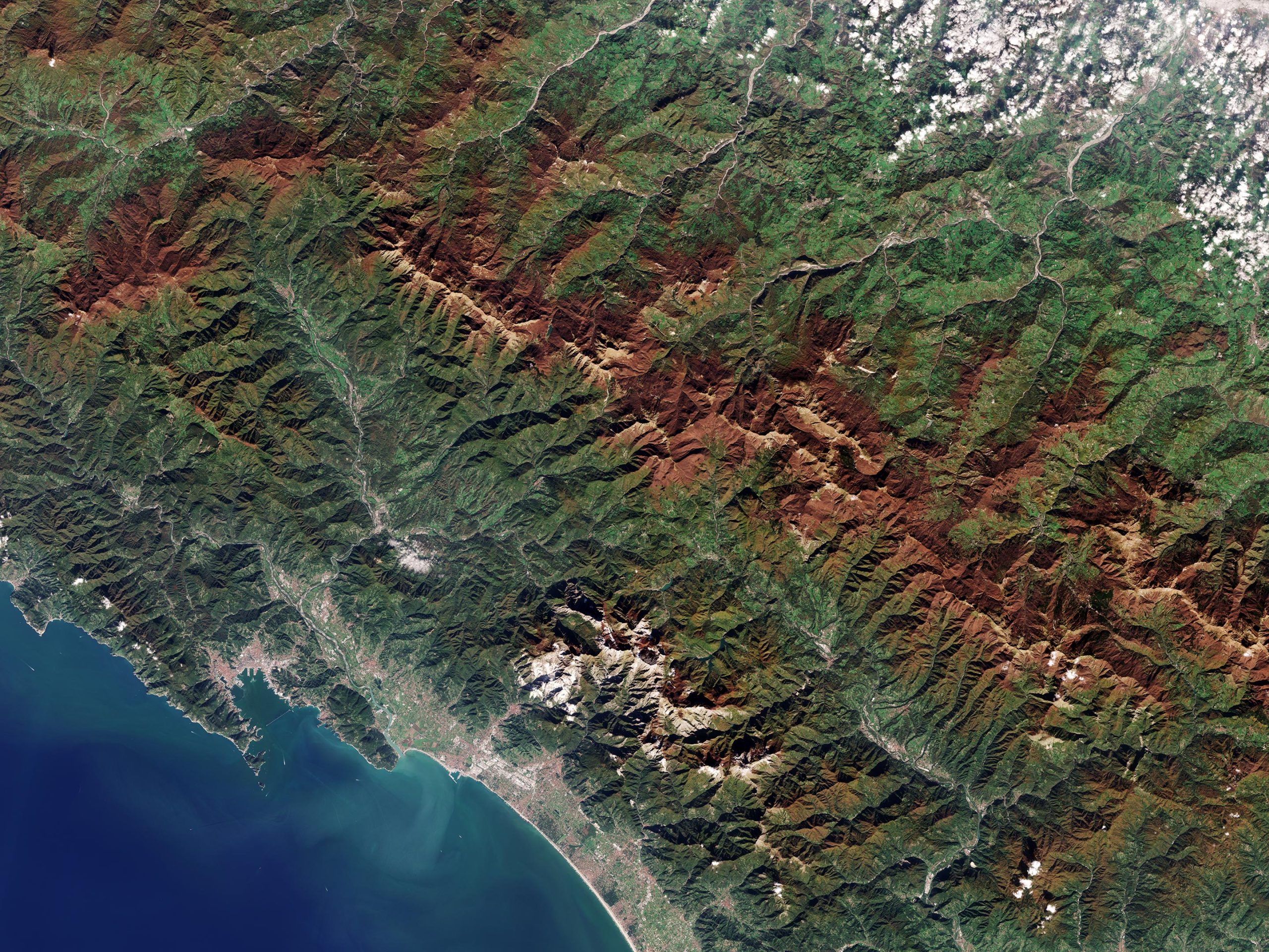 Autumn-Foliage-in-Northern-Italy-scaled.jpg