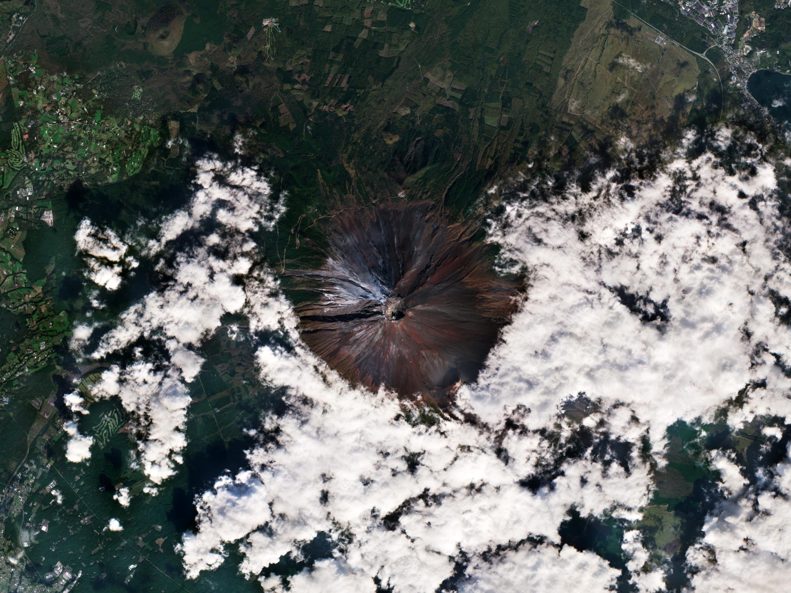 Snow-Returns-to-Mount-Fuji-scaled.jpg