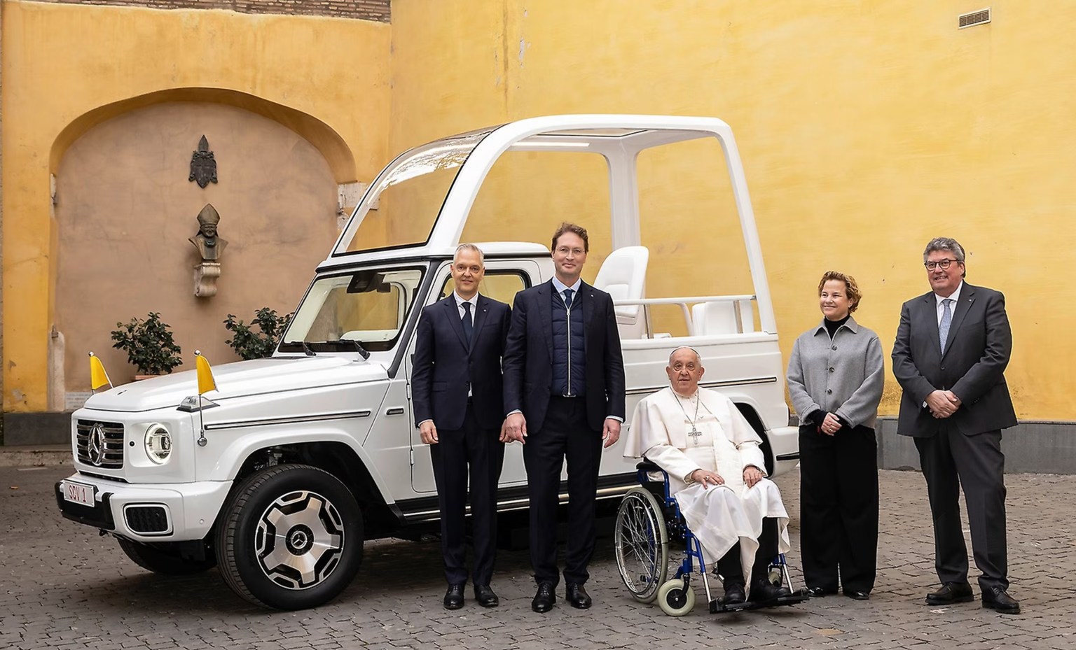 mercedes-popemobile.jpg