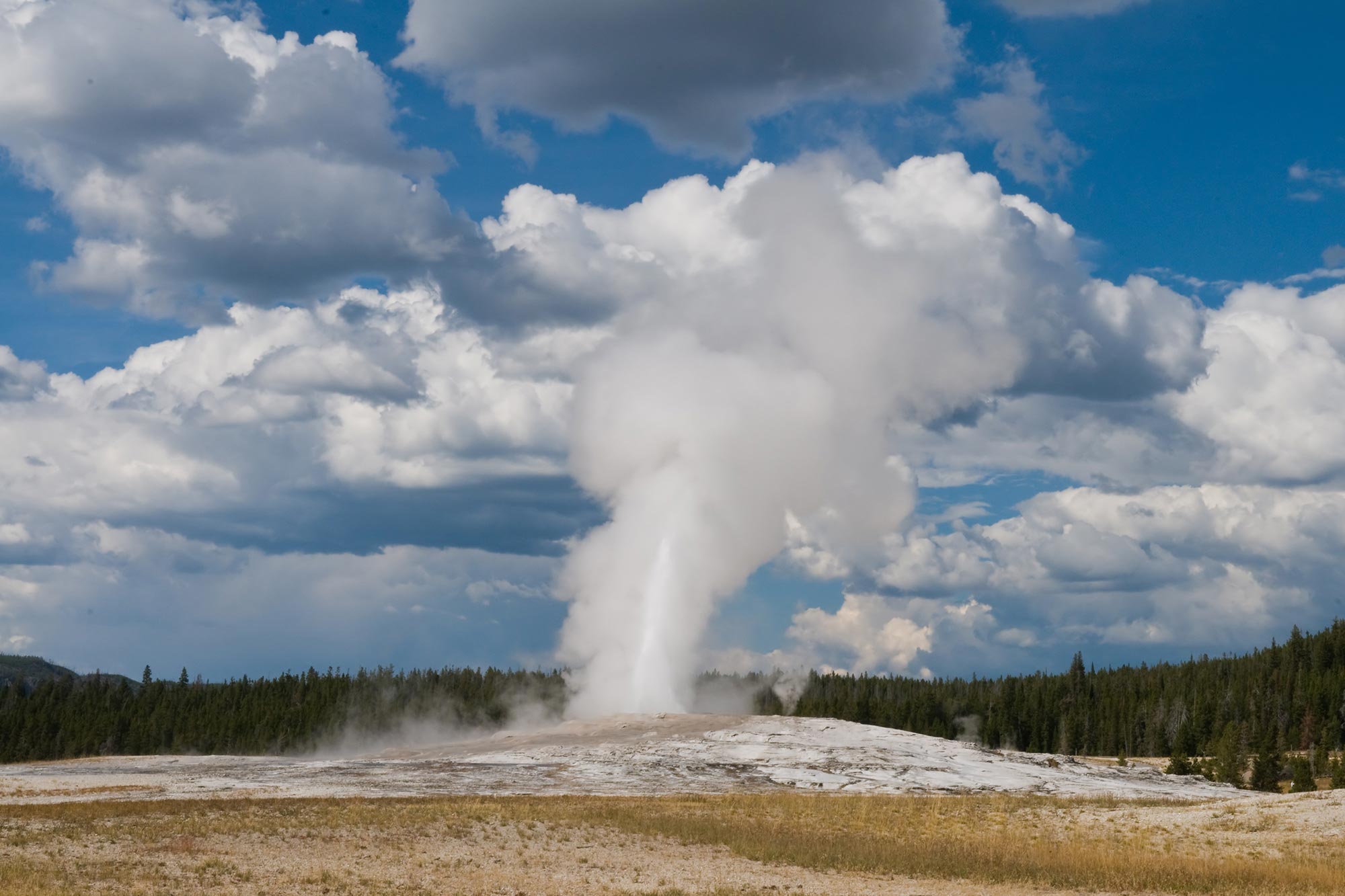 Old-Faithful-Geyser-Yellowstone-National-Park.jpg