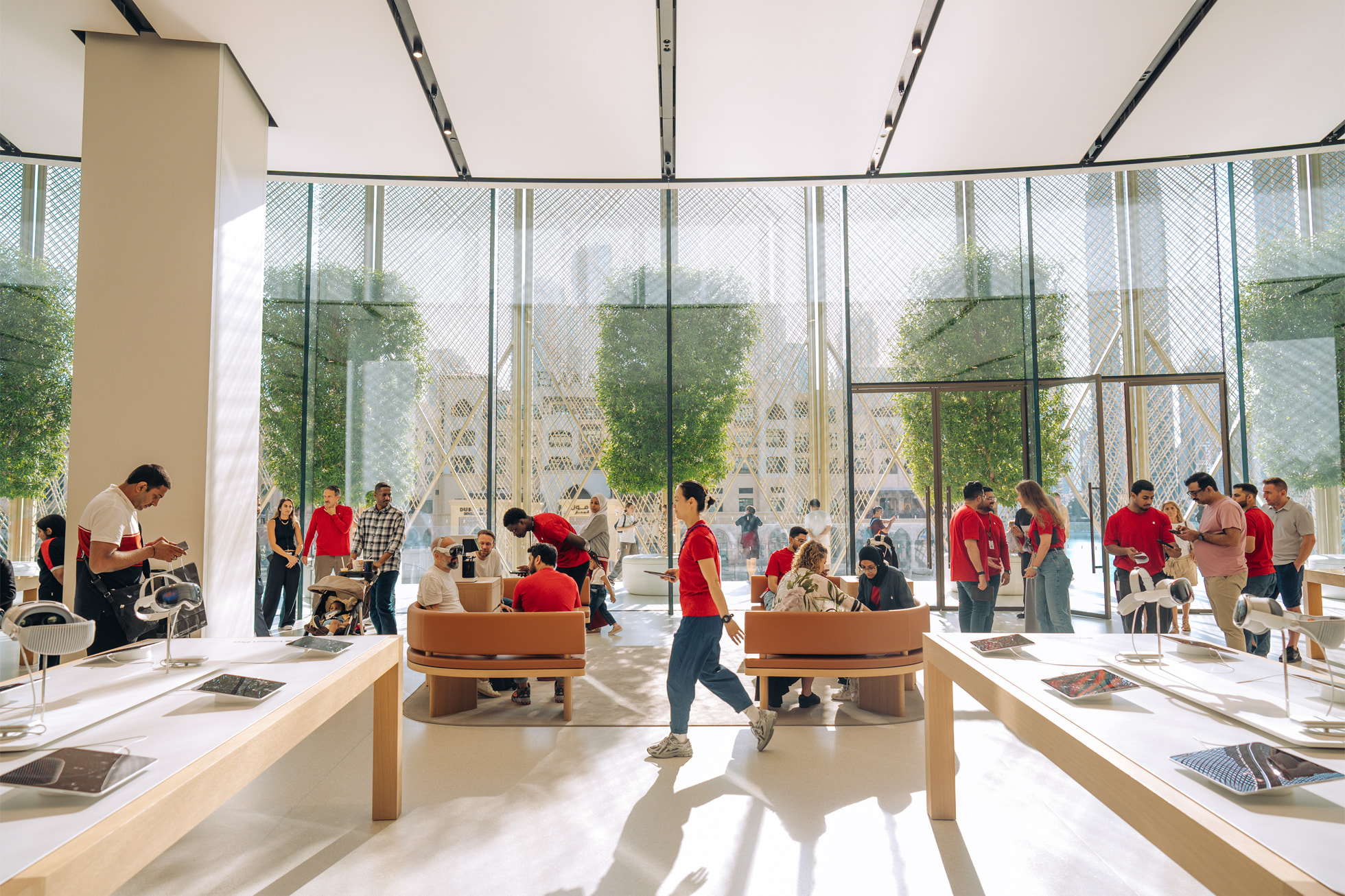 Apple-Store-UAE-interior_big.jpg.large_2x.jpg