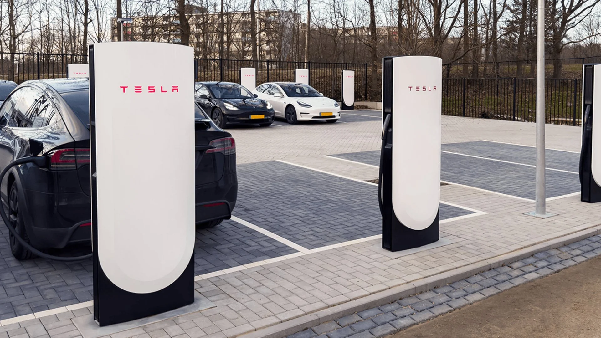 nach-einigen-wochen-verzogerung-nimmt-tesla-die-neuen-v4-supercharger-in-betrieb-865964.webp