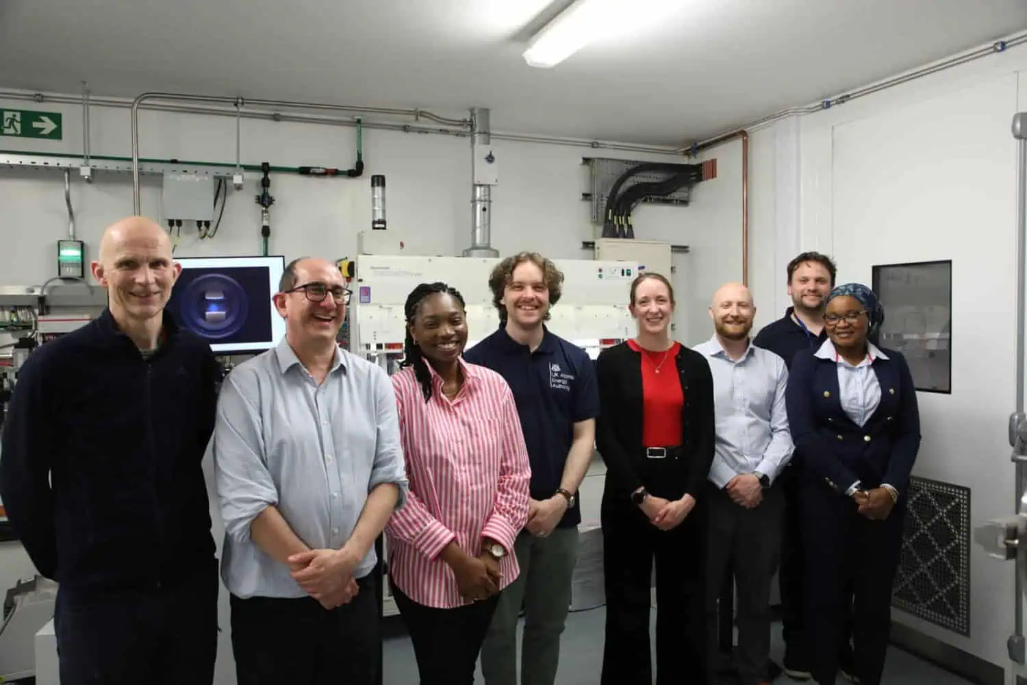 Members-of-the-Diamond-Battery-team-with-Plasma-Deposition-Rig-at-UKAEA-2048x1365.webp