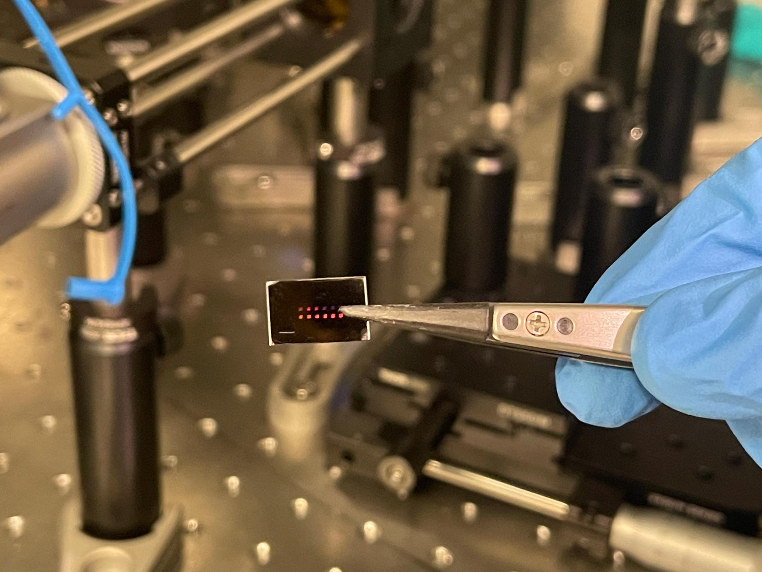 Lasers-of-PBS-Colloidal-Quantum-Dots-scaled.jpg